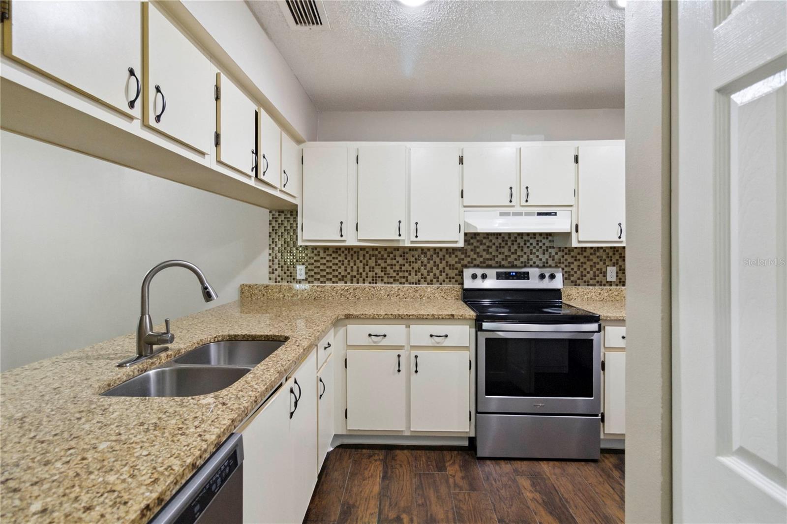 Image 10 of 27 For 662 Kenwick Circle 202
