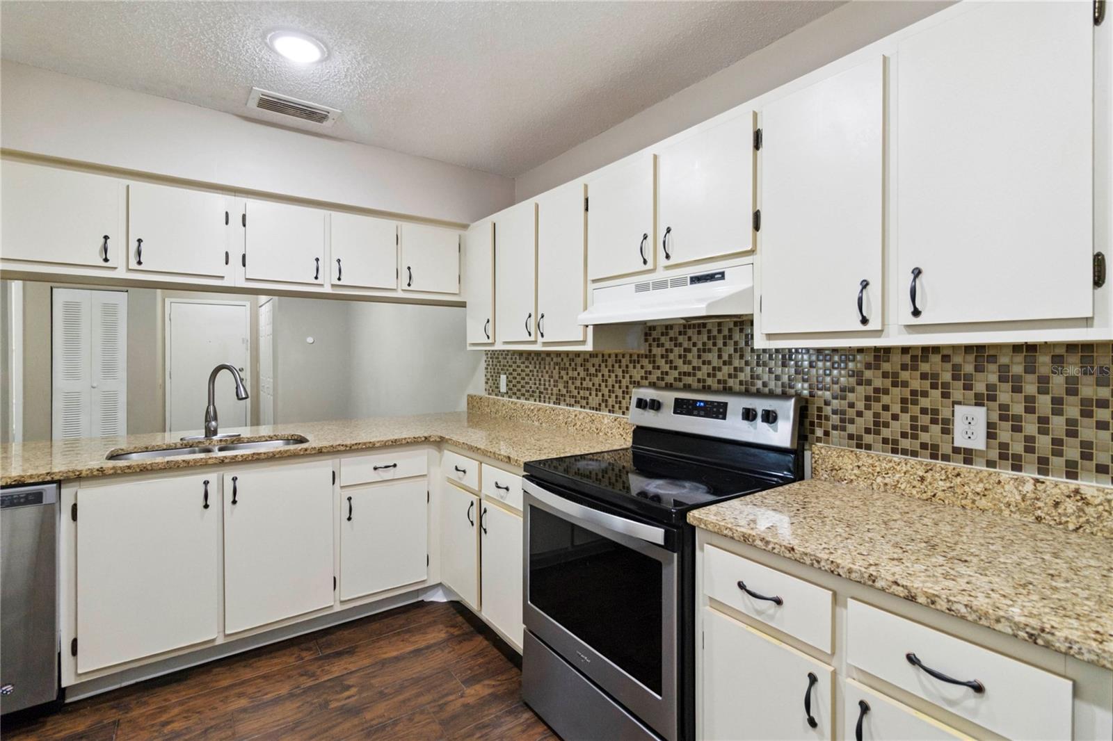 Image 12 of 27 For 662 Kenwick Circle 202