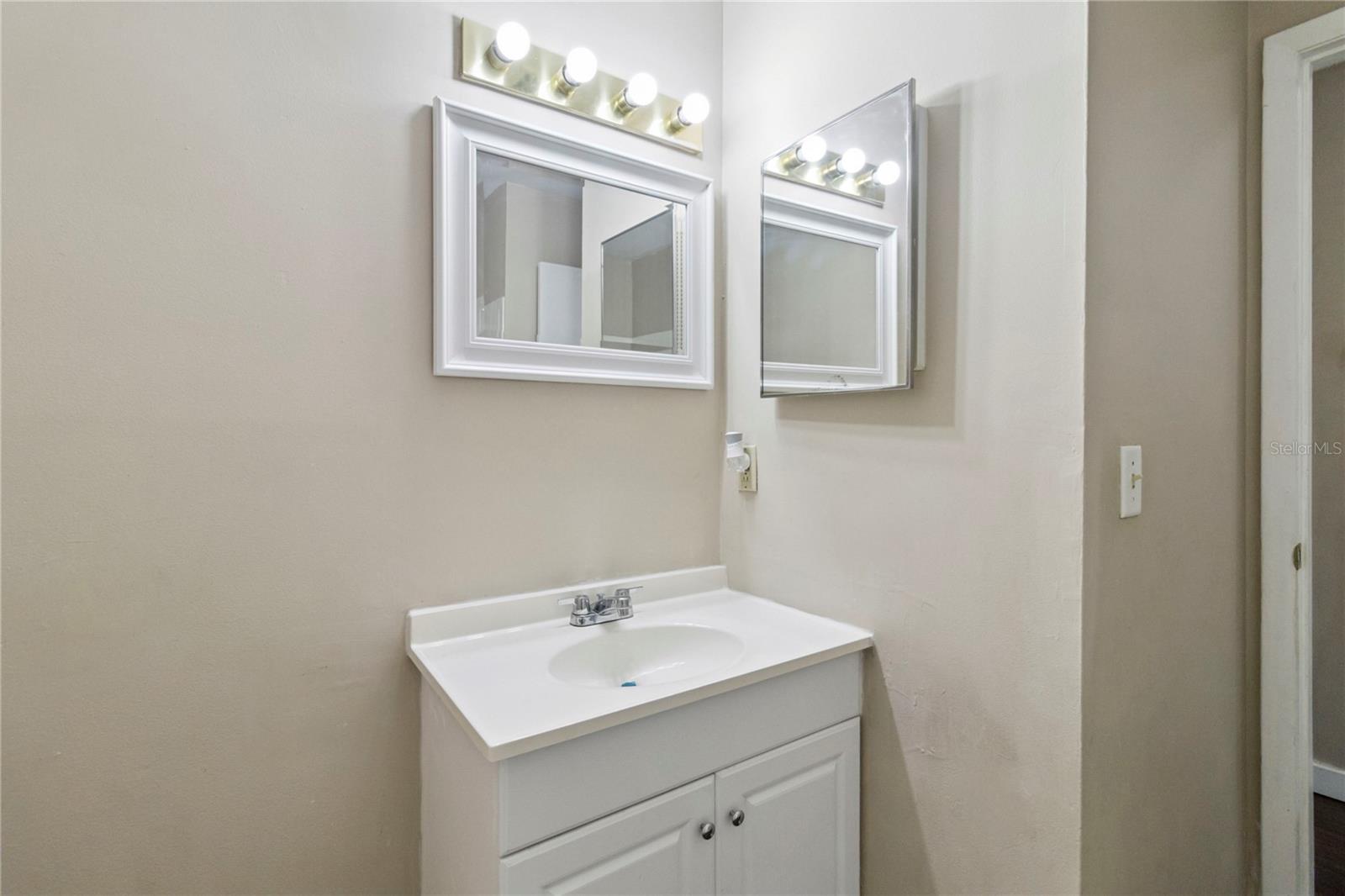 Image 20 of 27 For 662 Kenwick Circle 202