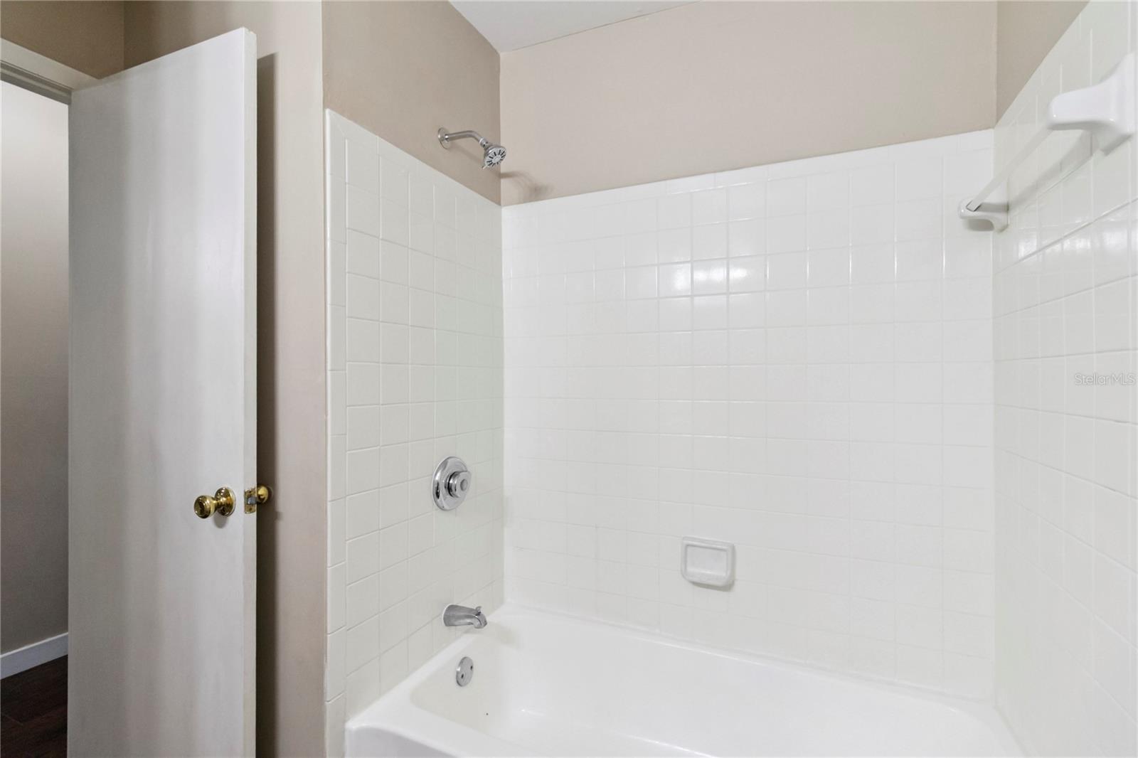 Image 21 of 27 For 662 Kenwick Circle 202