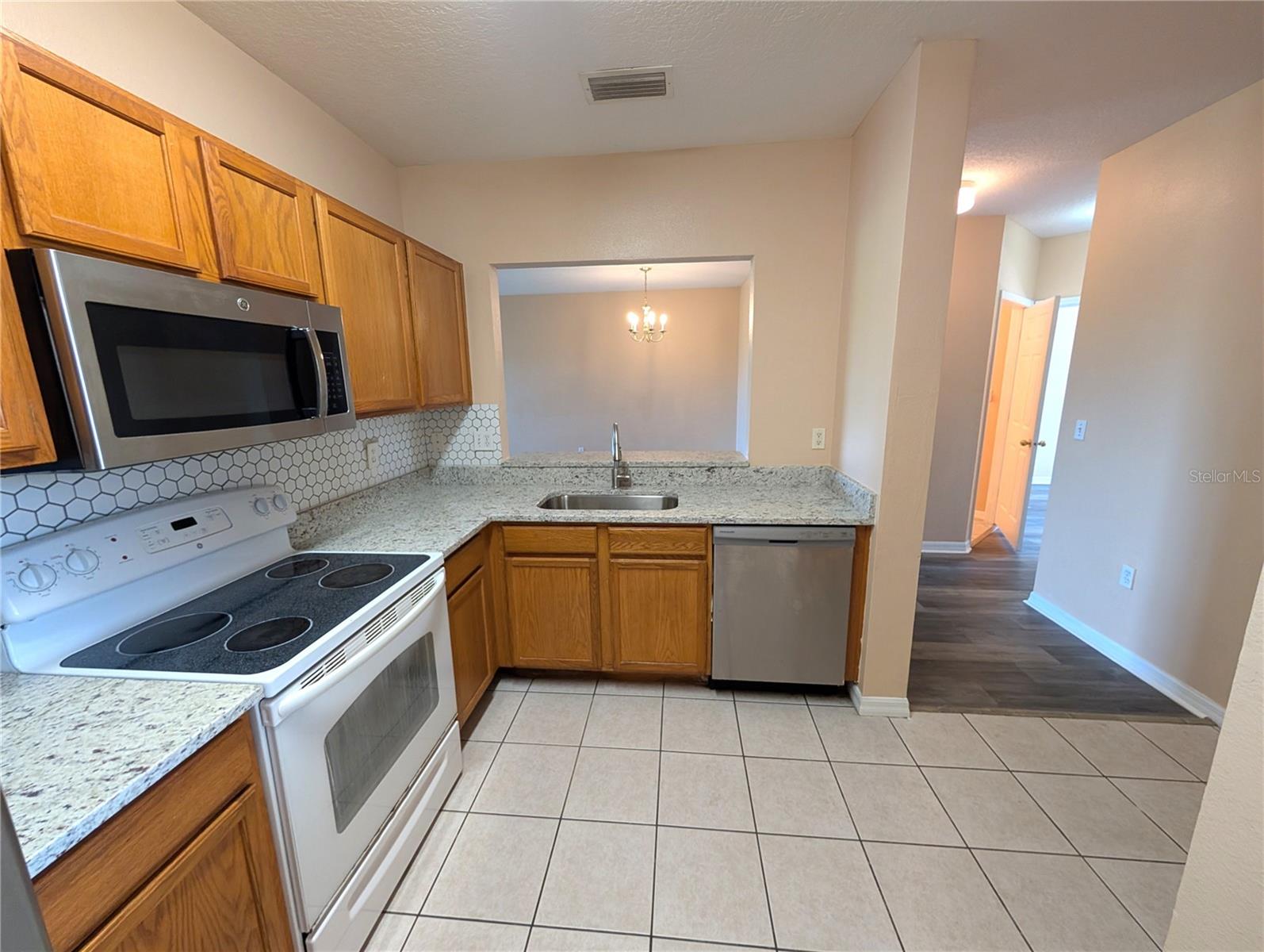 Listing photo id 10 for 9533 Newdale Way 202