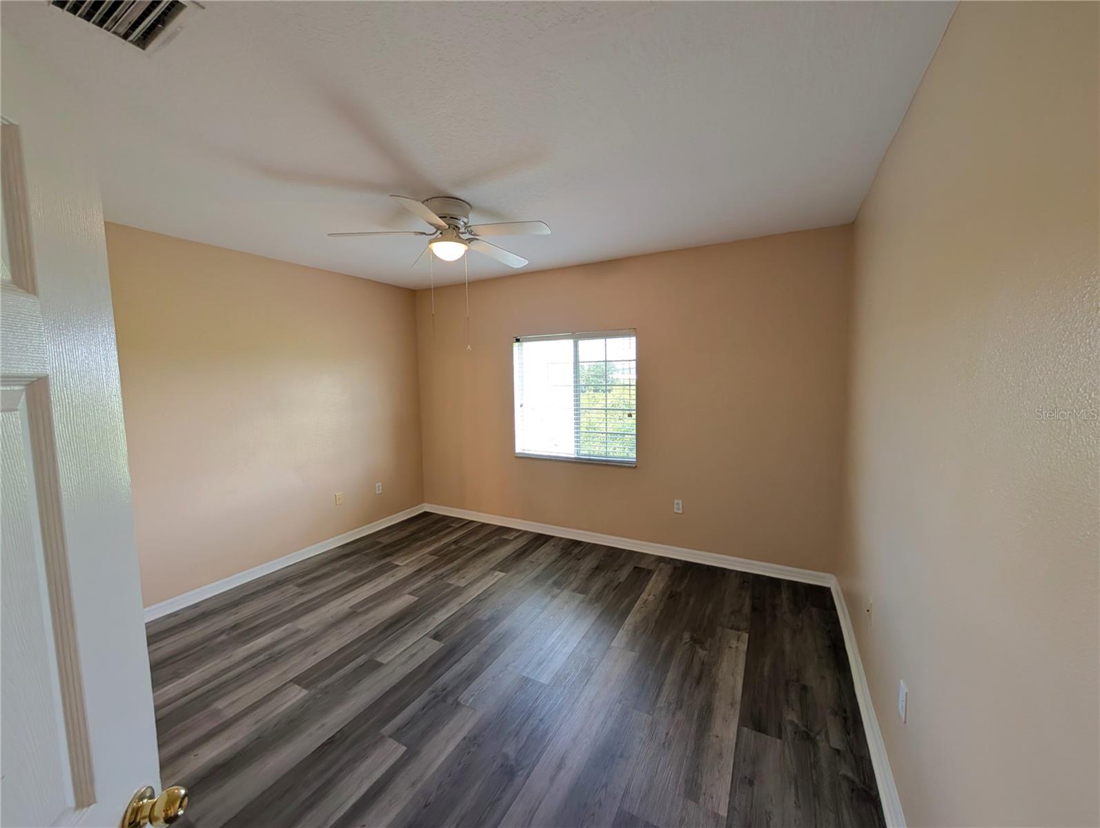 Listing photo id 11 for 9533 Newdale Way 202