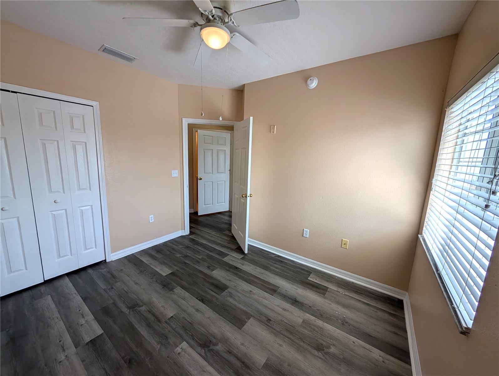 Listing photo id 13 for 9533 Newdale Way 202