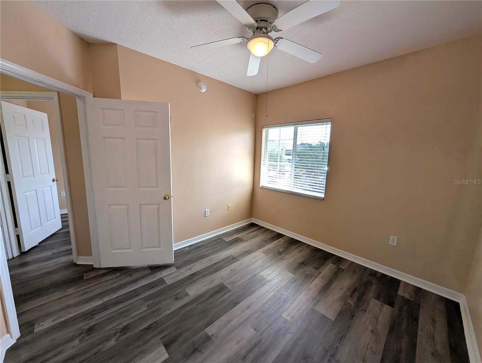 Listing photo id 15 for 9533 Newdale Way 202