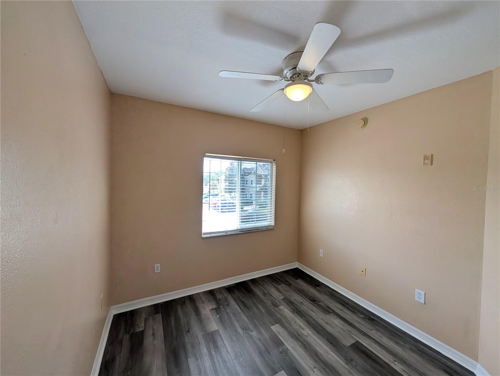 Listing photo id 16 for 9533 Newdale Way 202