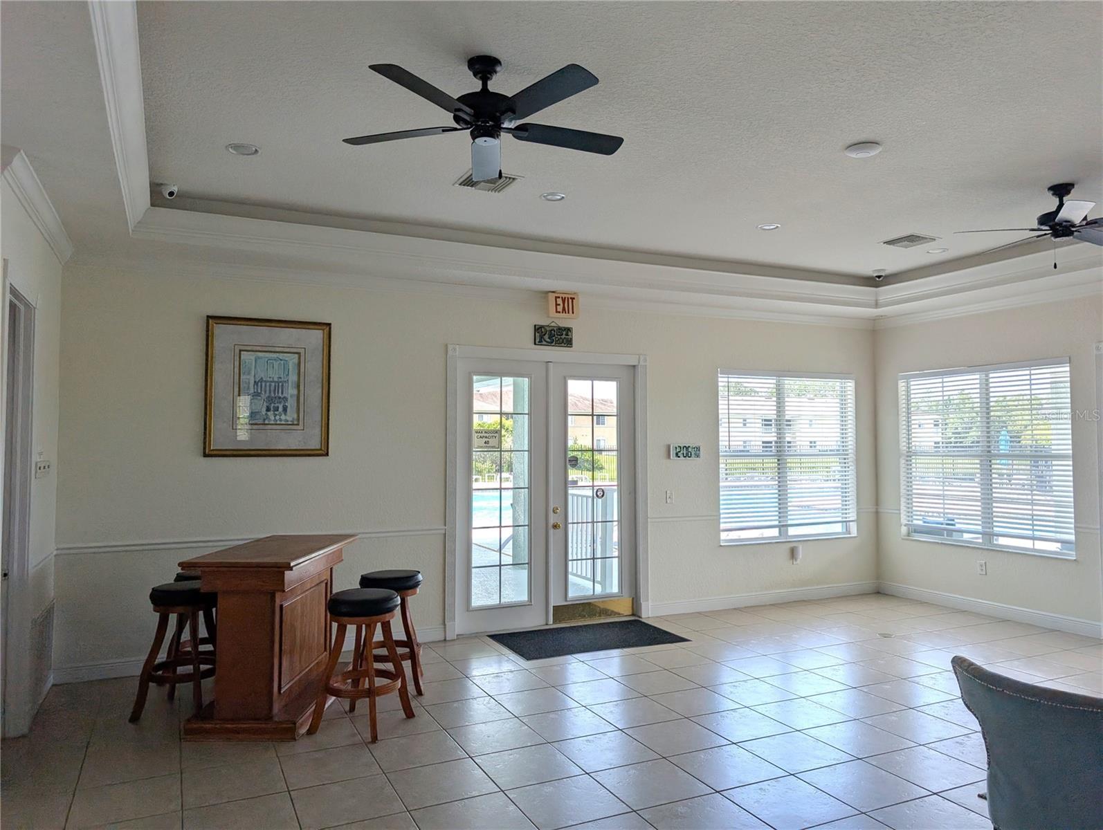 Listing photo id 3 for 9533 Newdale Way 202