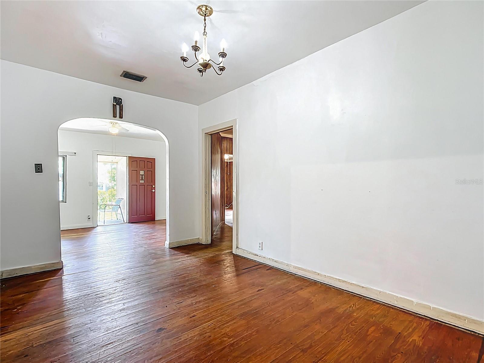 Image 11 of 42 For 1890 Kissengen Avenue