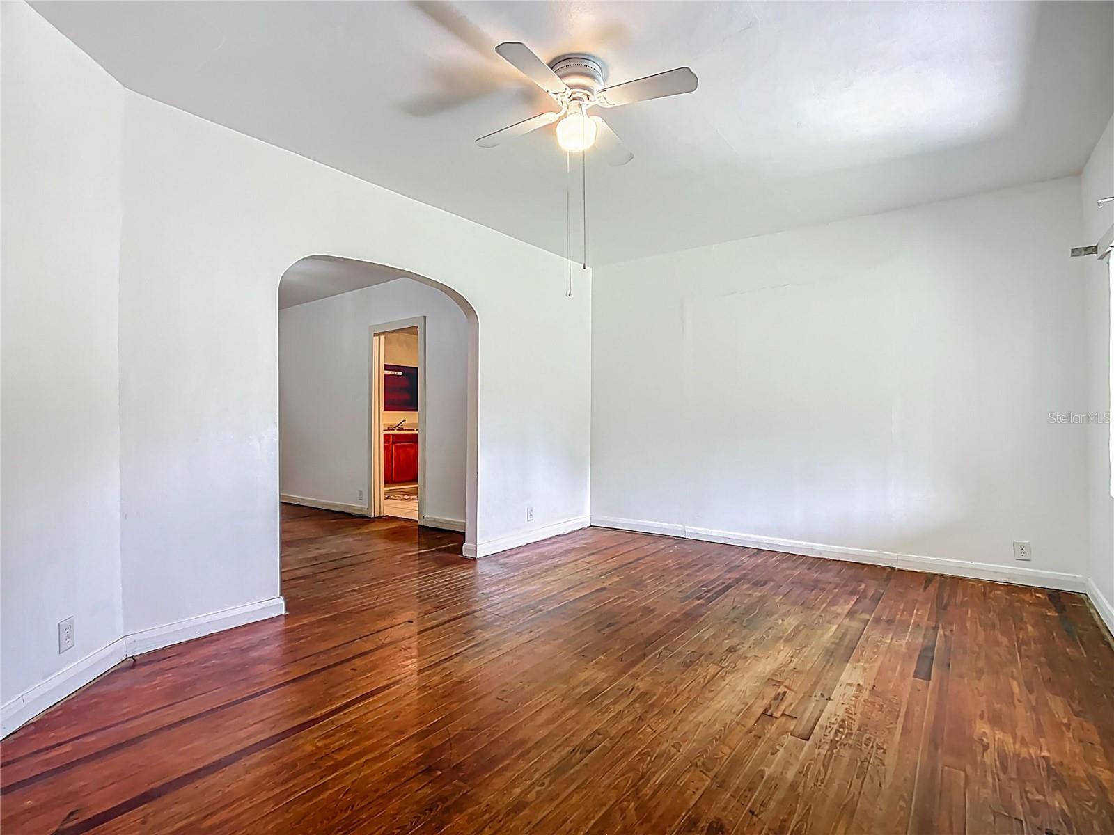 Image 6 of 42 For 1890 Kissengen Avenue