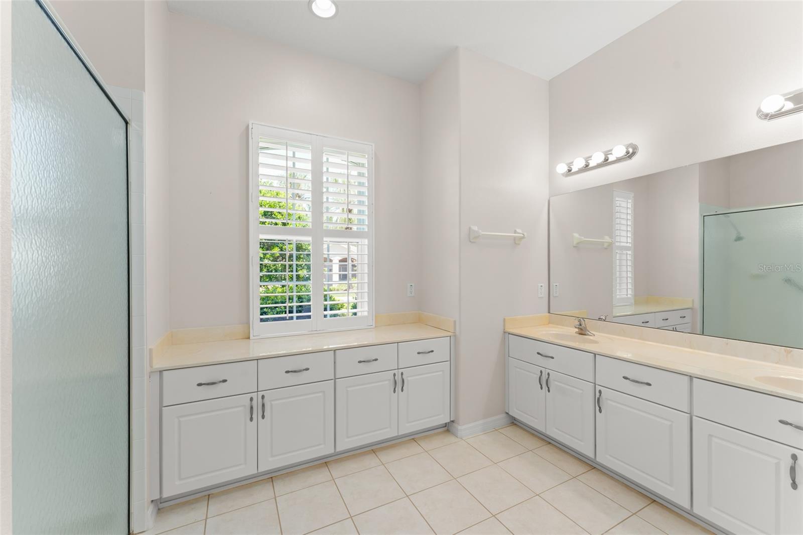 Image 12 of 42 For 20806 Queen Alexandra Drive