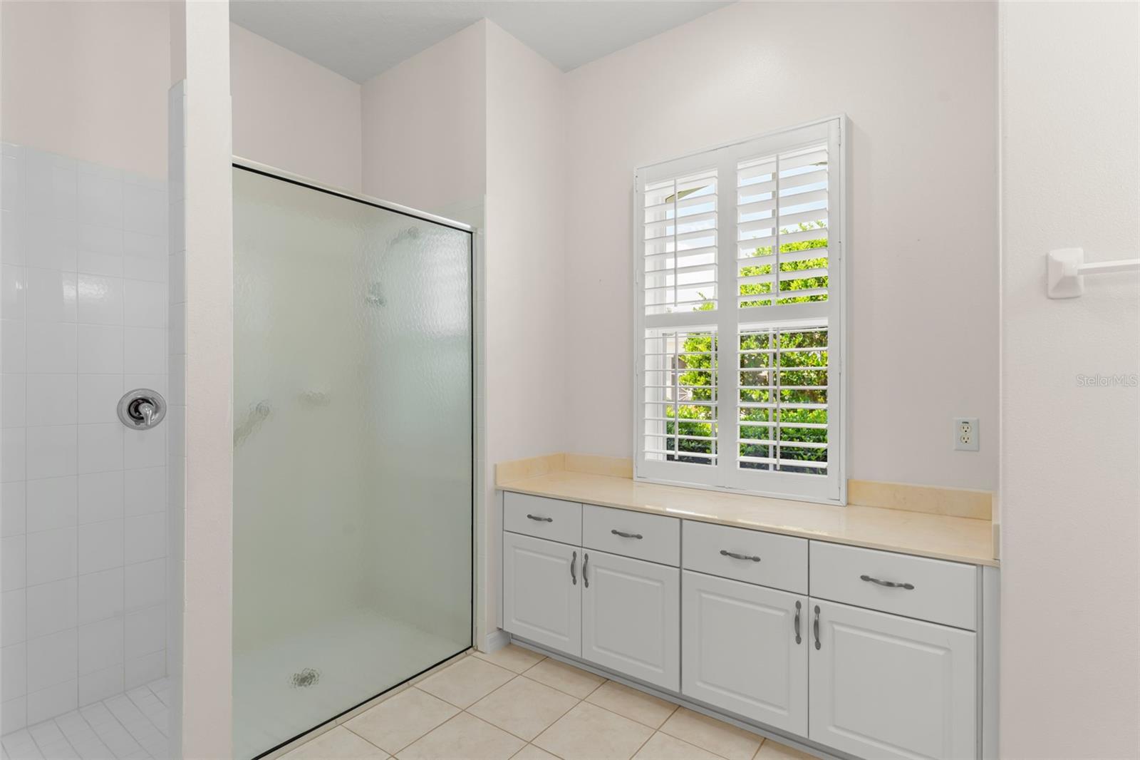 Image 14 of 42 For 20806 Queen Alexandra Drive