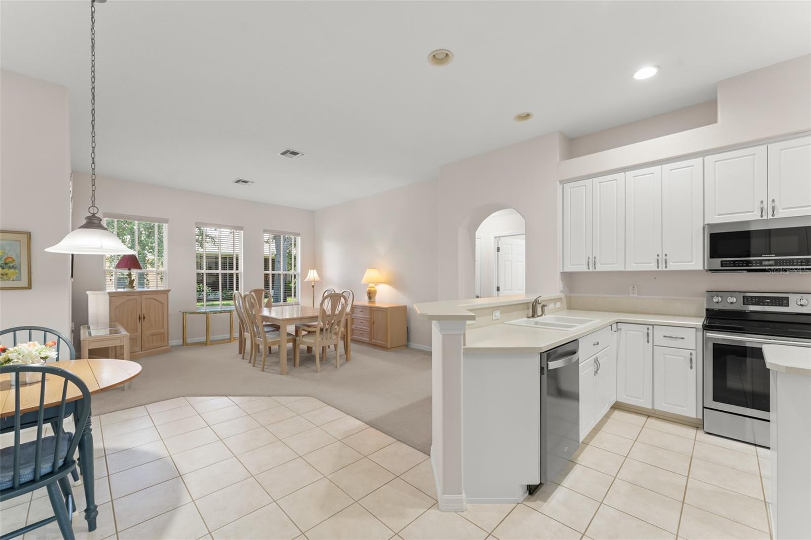 Image 15 of 42 For 20806 Queen Alexandra Drive