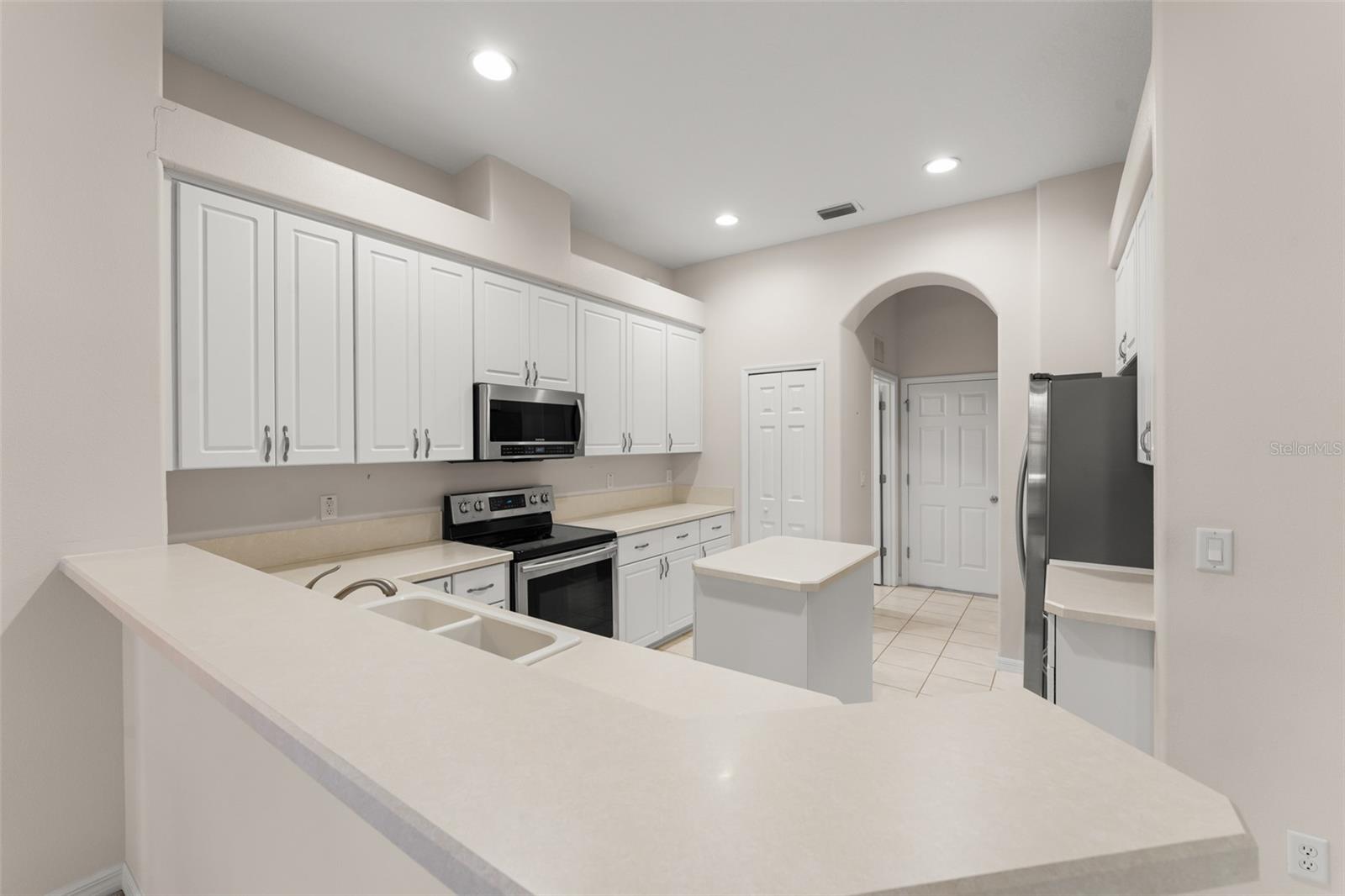 Image 20 of 42 For 20806 Queen Alexandra Drive
