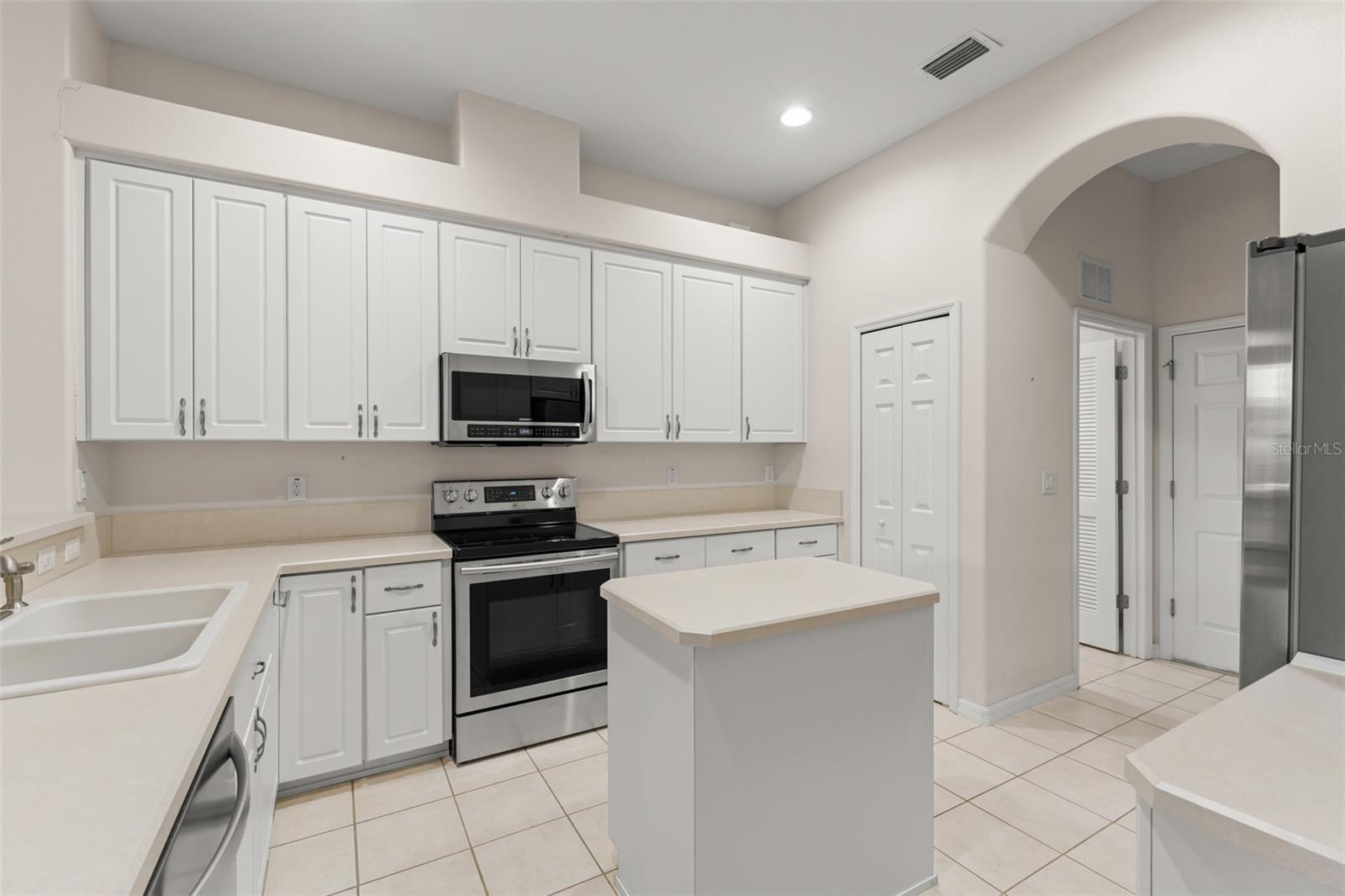 Image 21 of 42 For 20806 Queen Alexandra Drive