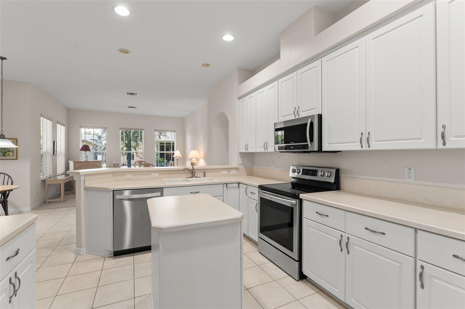 Image 23 of 42 For 20806 Queen Alexandra Drive