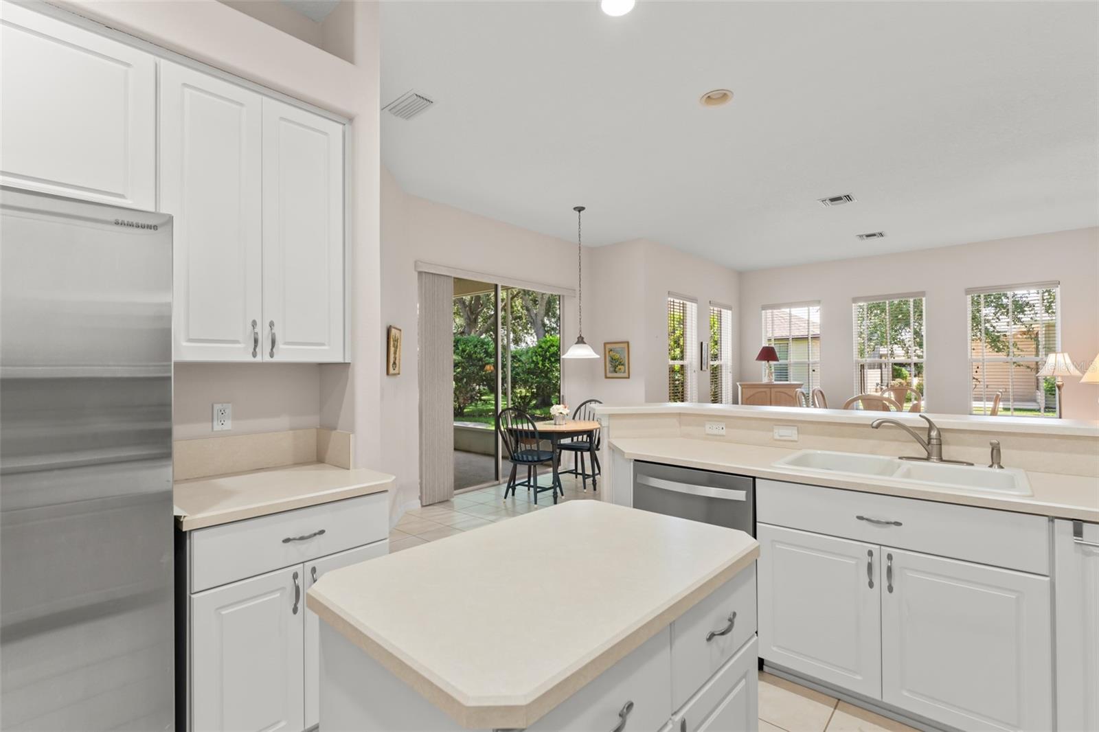 Image 24 of 42 For 20806 Queen Alexandra Drive