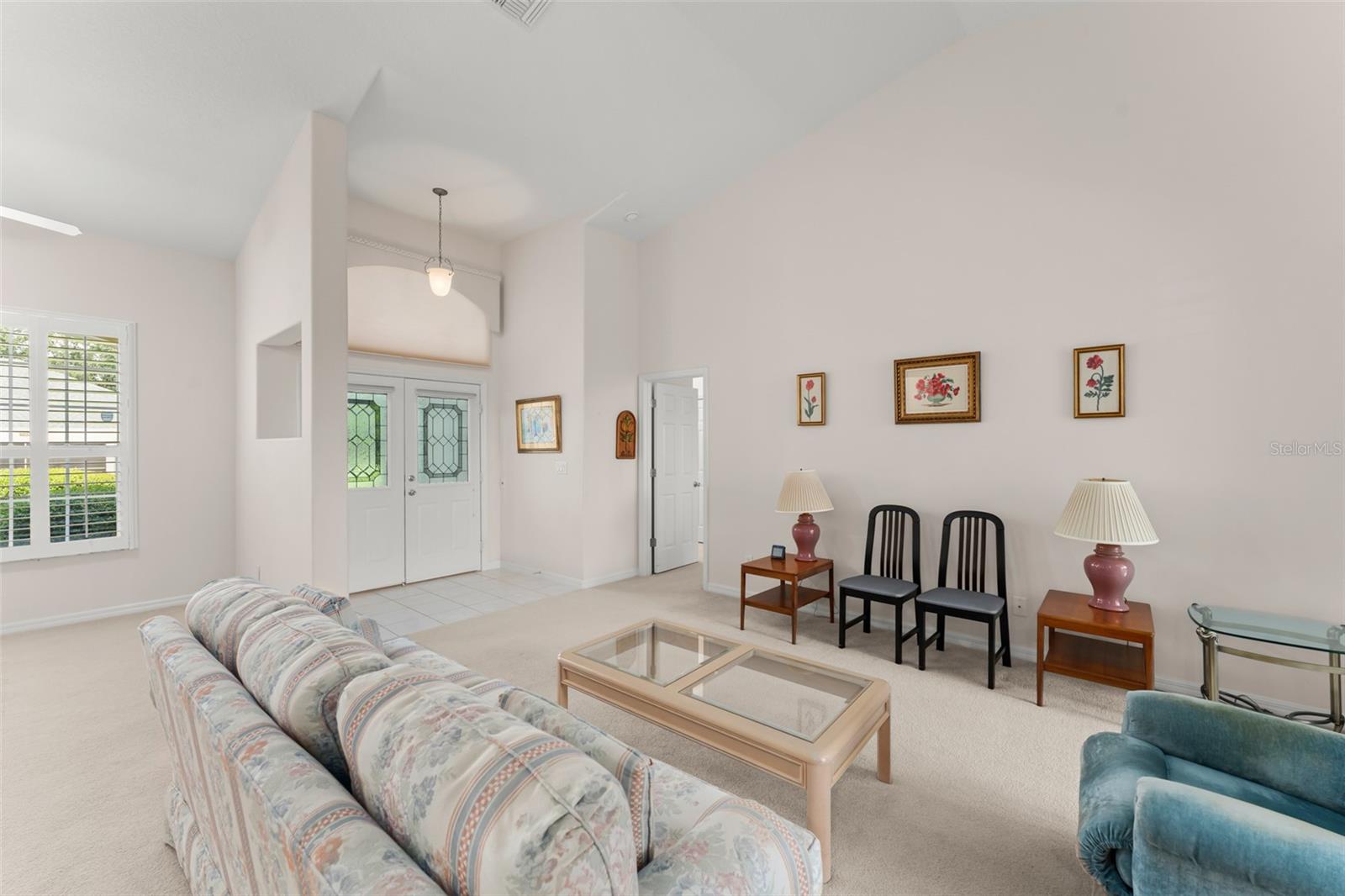 Image 4 of 42 For 20806 Queen Alexandra Drive