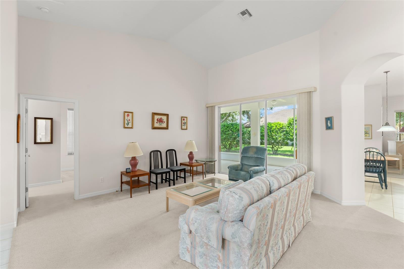 Image 7 of 42 For 20806 Queen Alexandra Drive