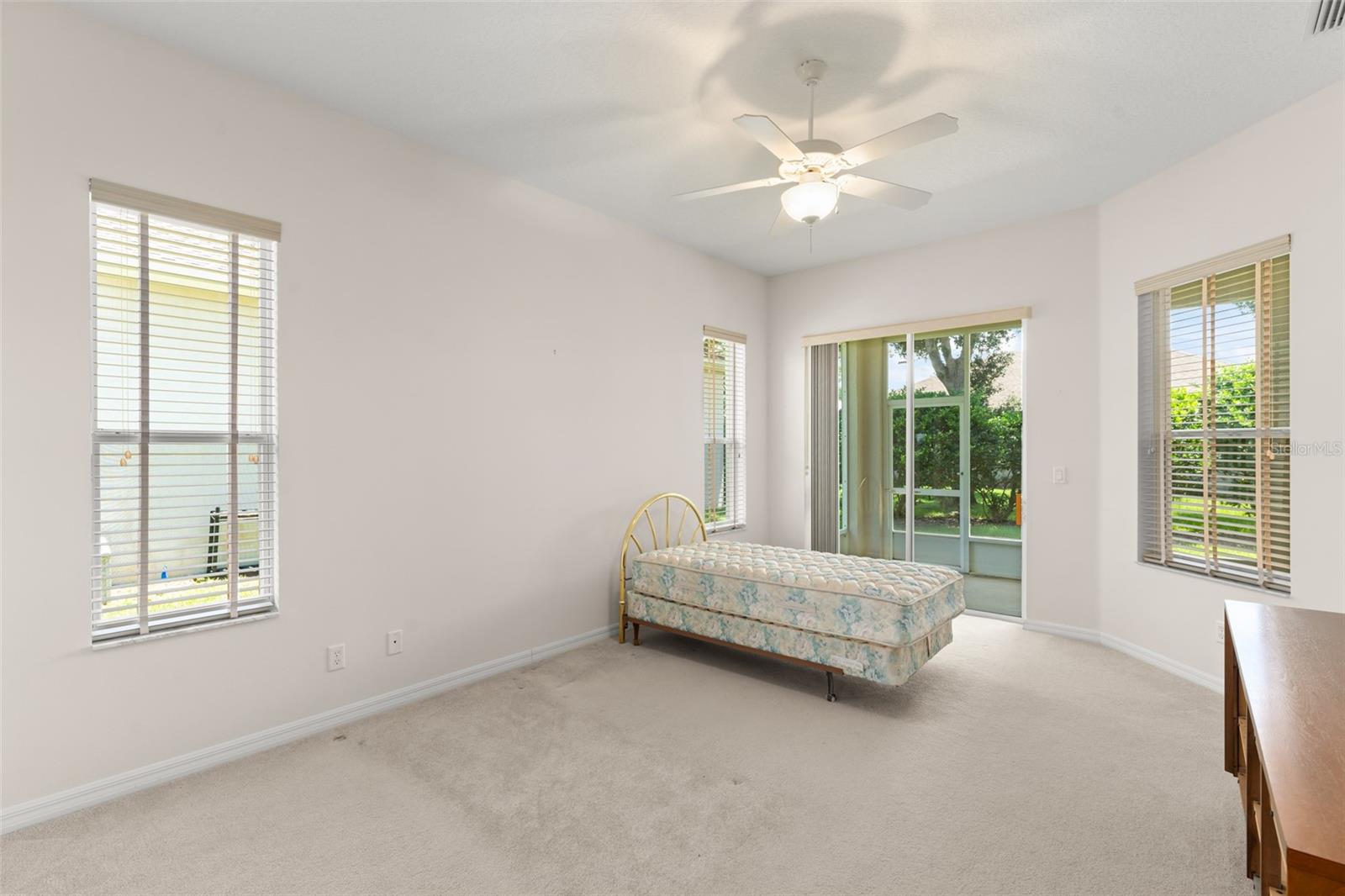 Image 8 of 42 For 20806 Queen Alexandra Drive