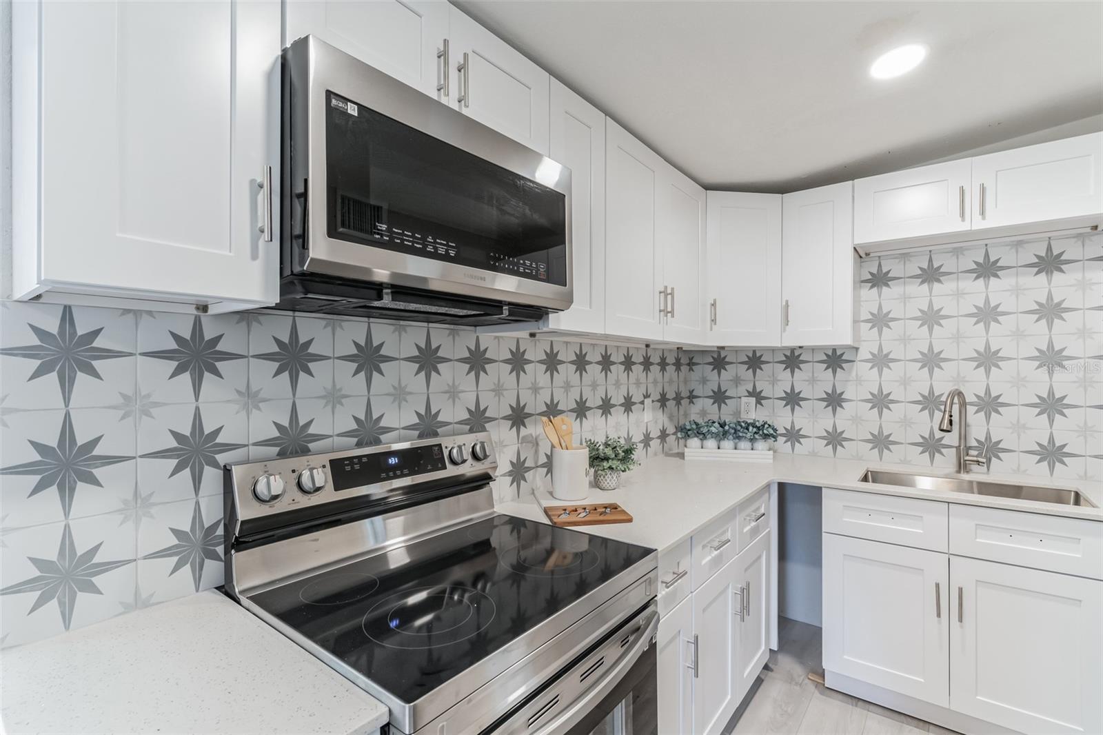 Listing photo id 11 for 5210 84th Street