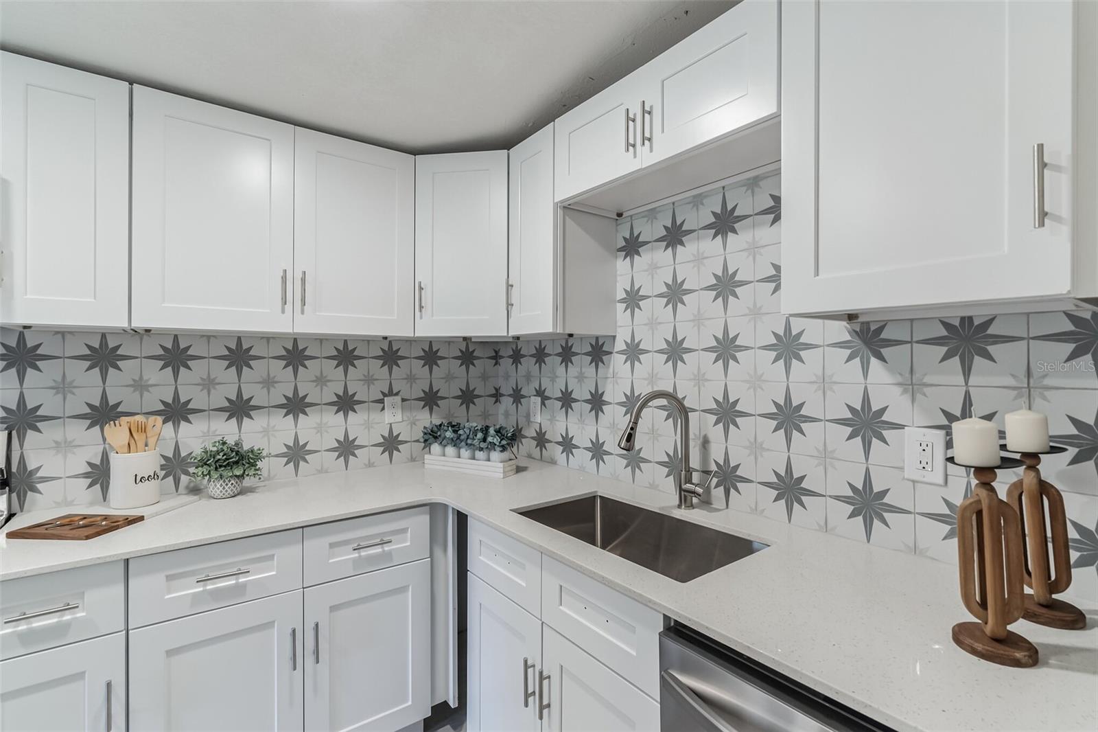 Listing photo id 12 for 5210 84th Street
