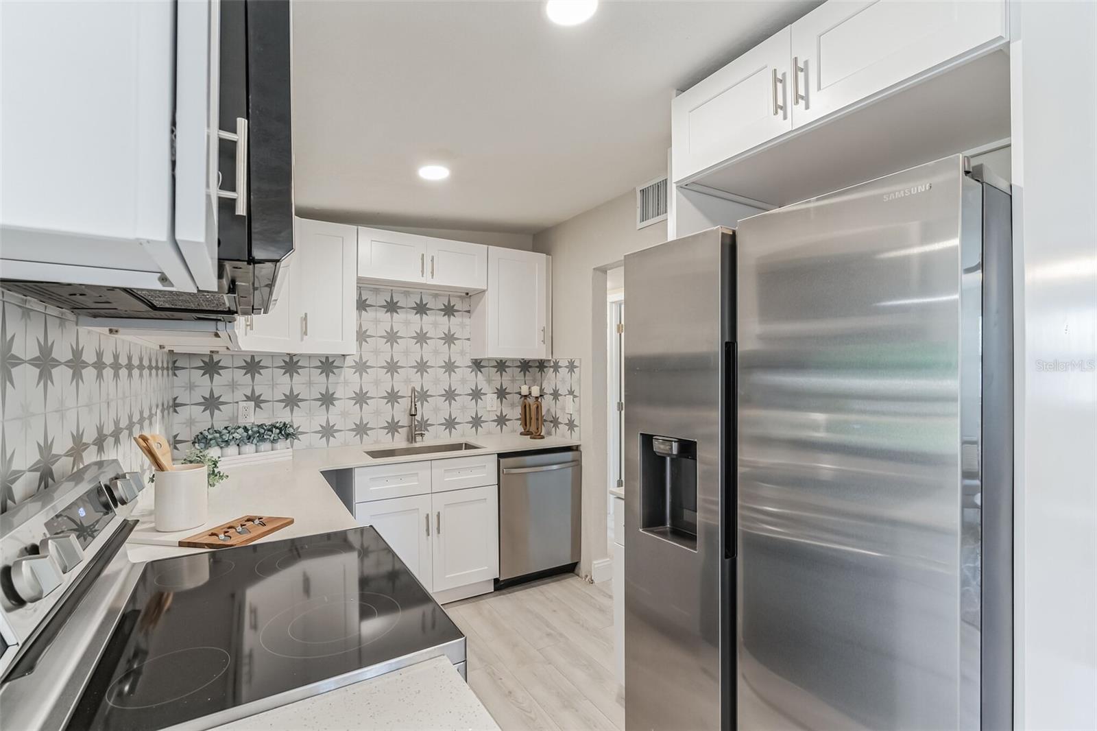 Listing photo id 13 for 5210 84th Street