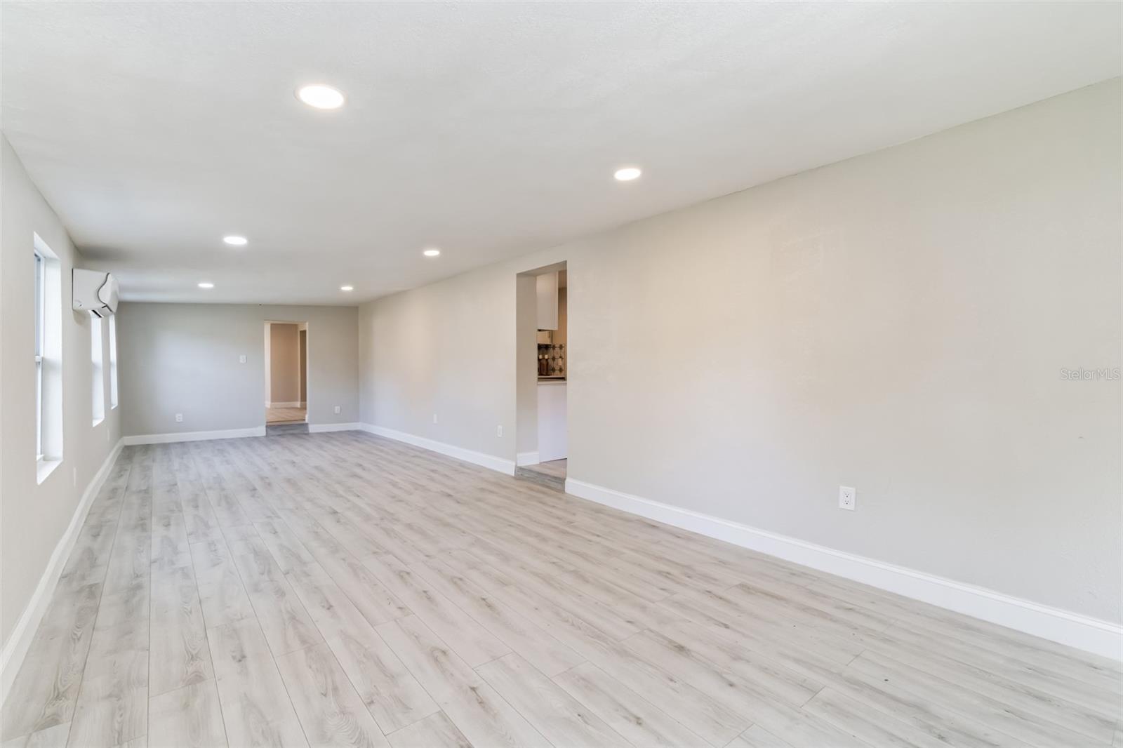 Listing photo id 14 for 5210 84th Street