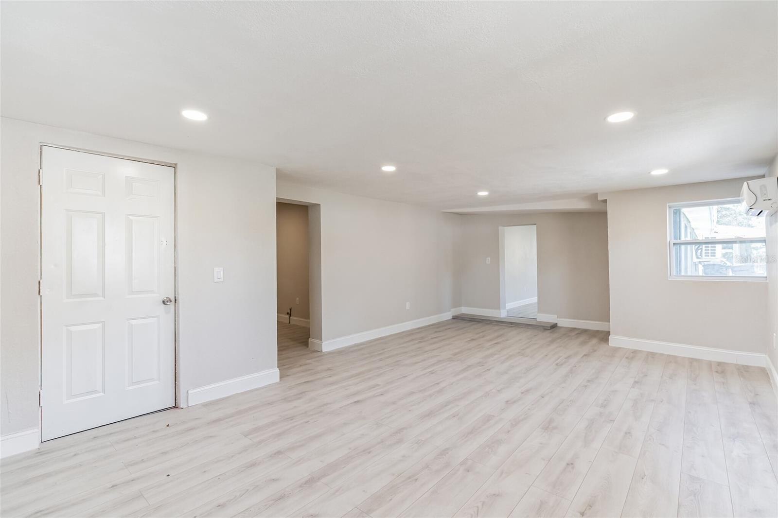Listing photo id 15 for 5210 84th Street