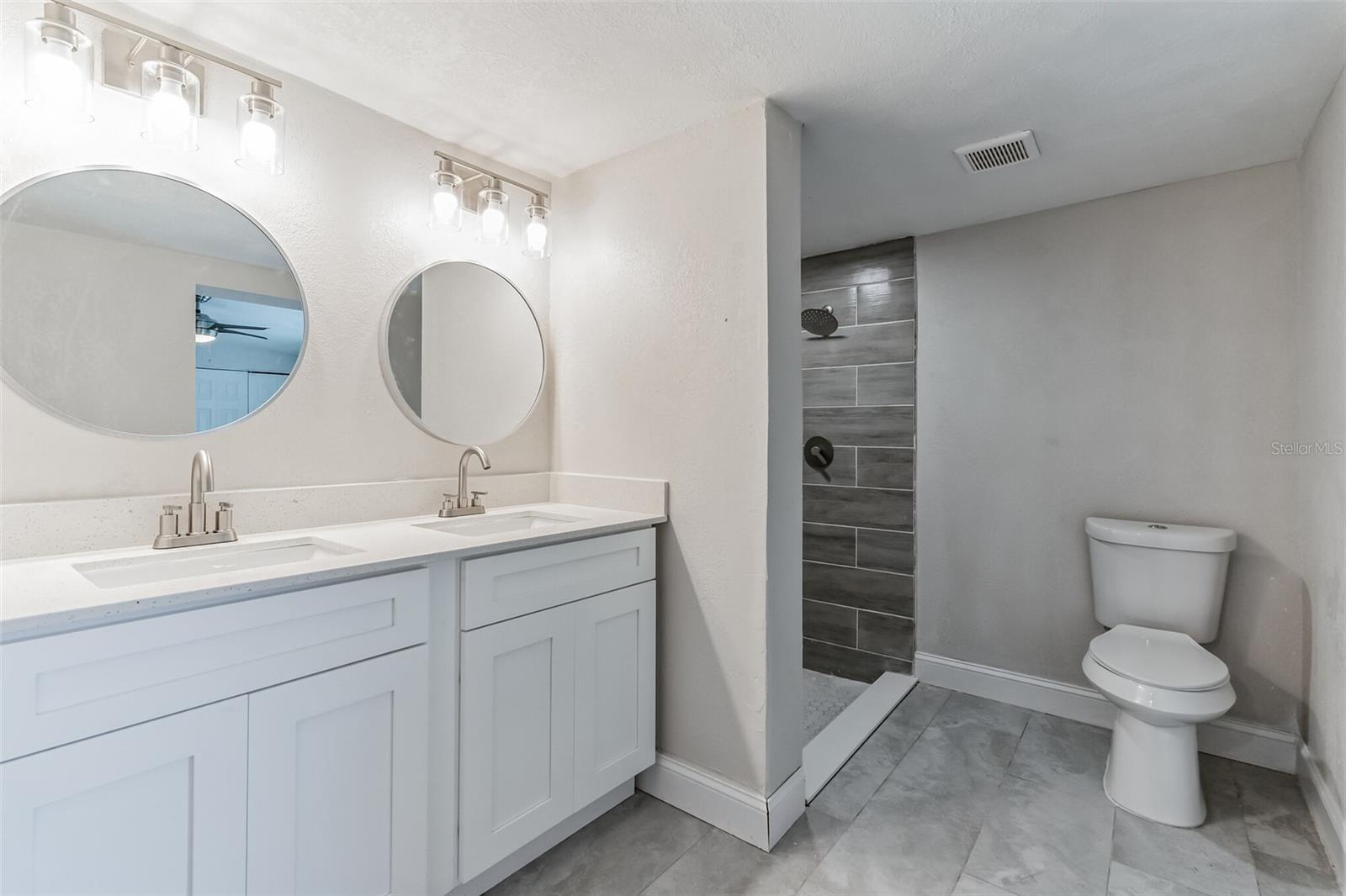 Listing photo id 16 for 5210 84th Street