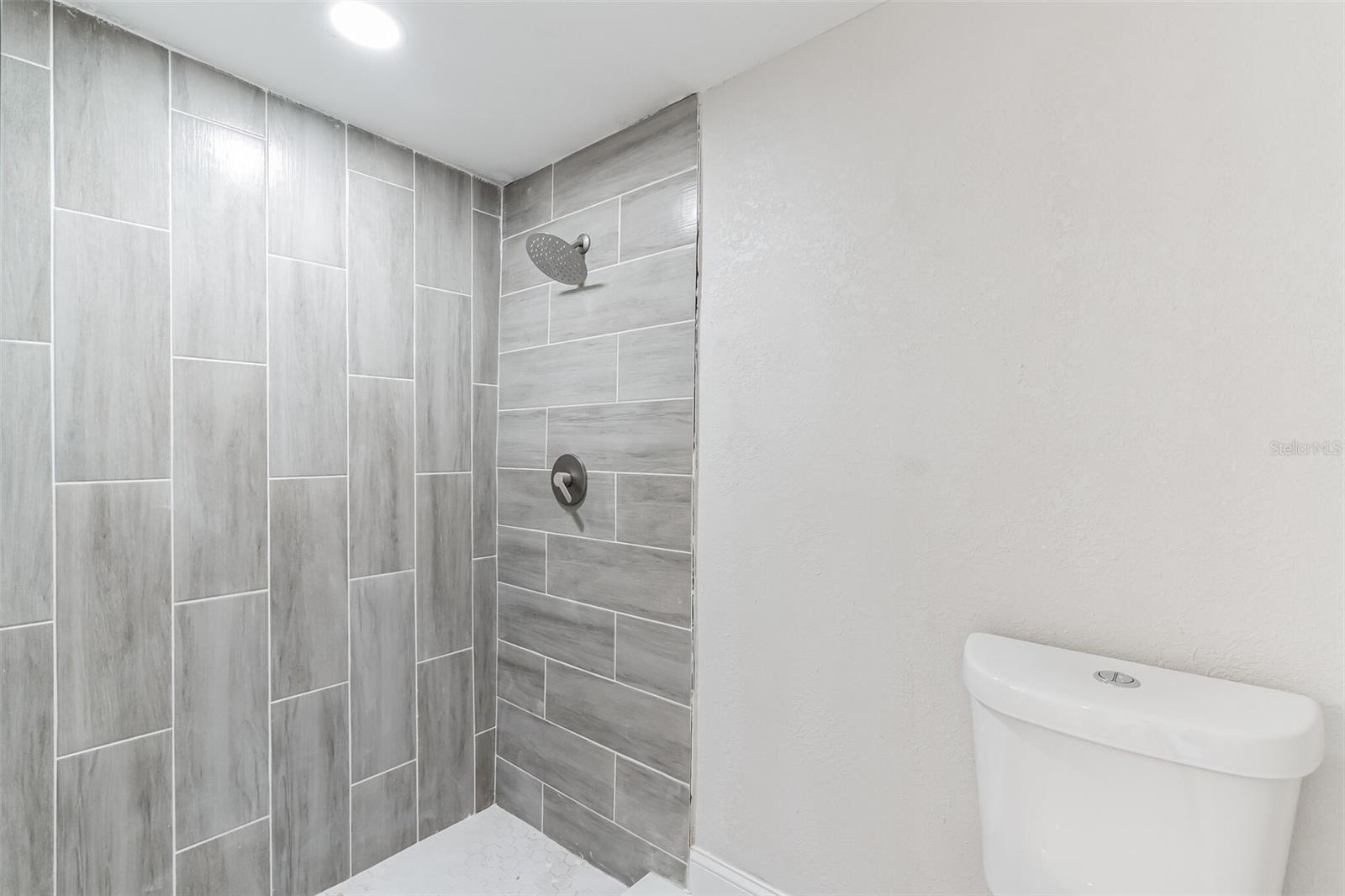 Listing photo id 17 for 5210 84th Street