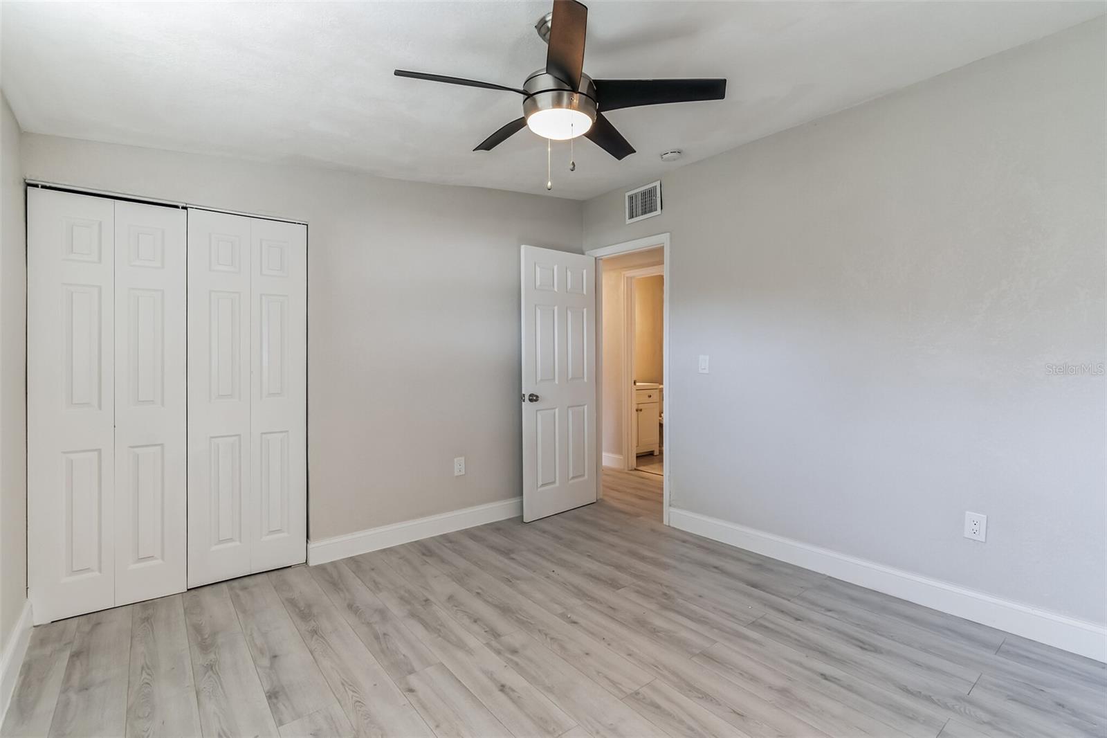 Listing photo id 18 for 5210 84th Street