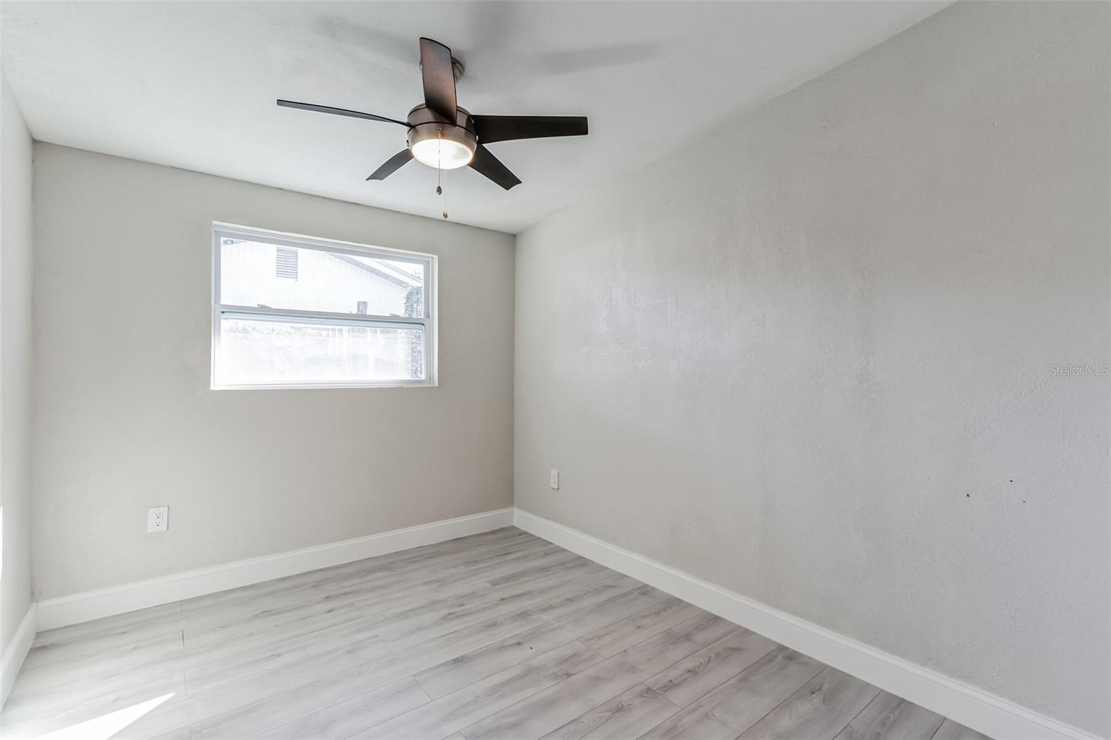 Listing photo id 23 for 5210 84th Street