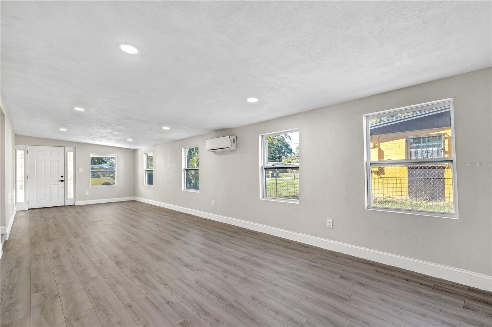 Listing photo id 25 for 5210 84th Street