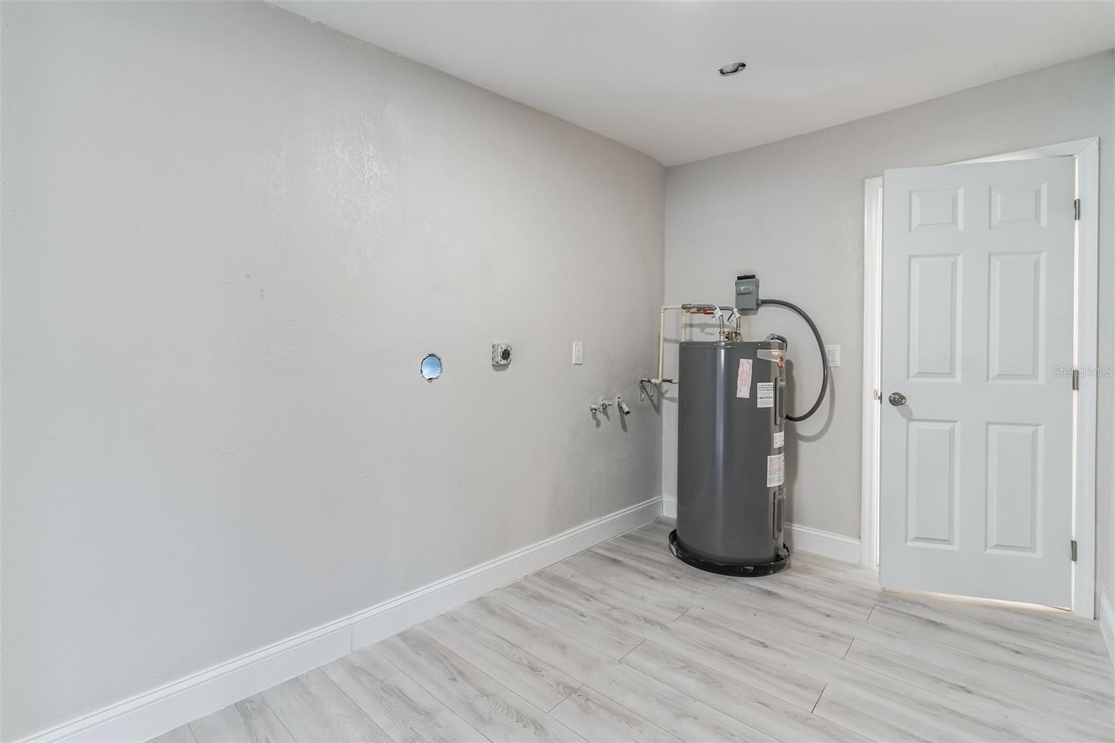 Listing photo id 27 for 5210 84th Street