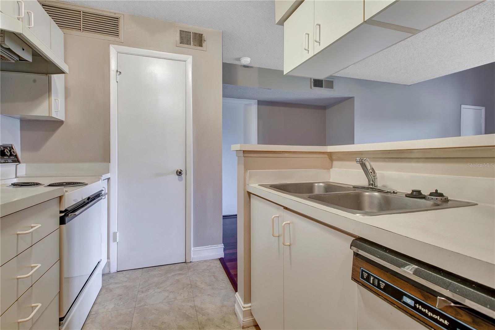 Image 7 of 18 For 320 Black Oak Court 307