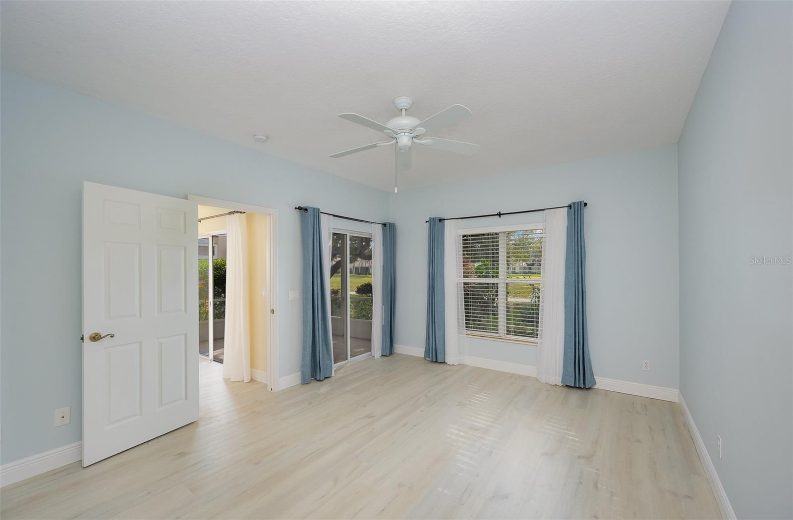 Image 6 of 23 For 135 Aquarina Boulevard
