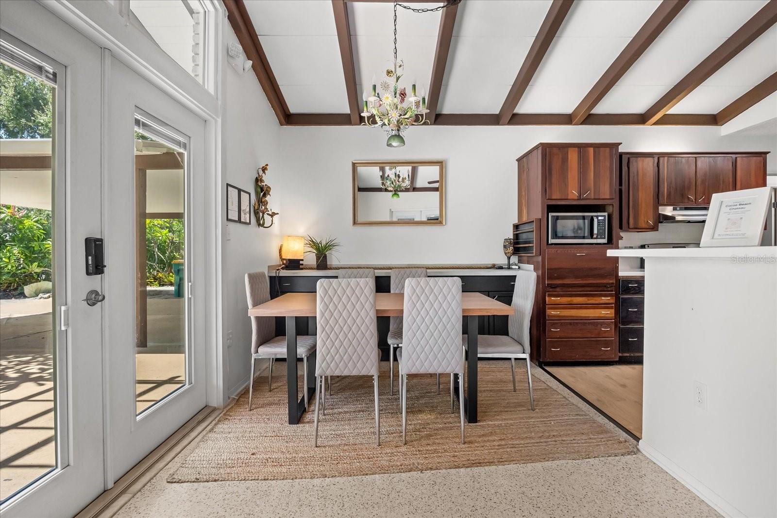 Listing photo id 3 for 936 Santa Cruz Road