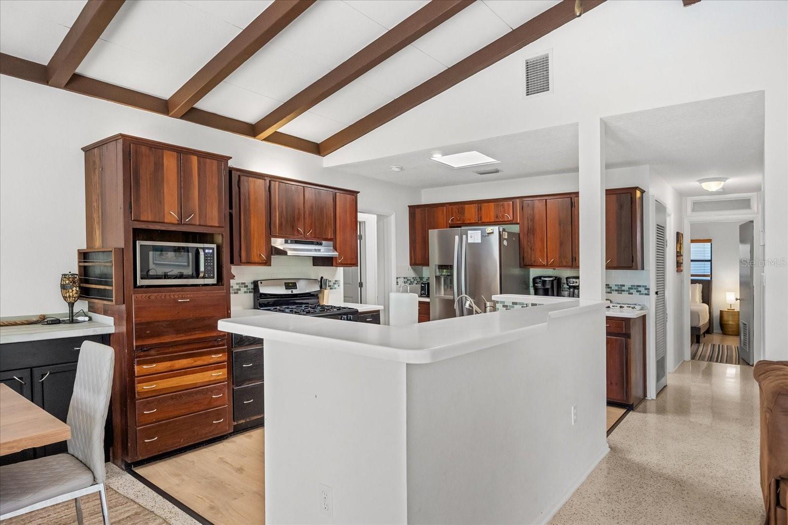 Listing photo id 4 for 936 Santa Cruz Road