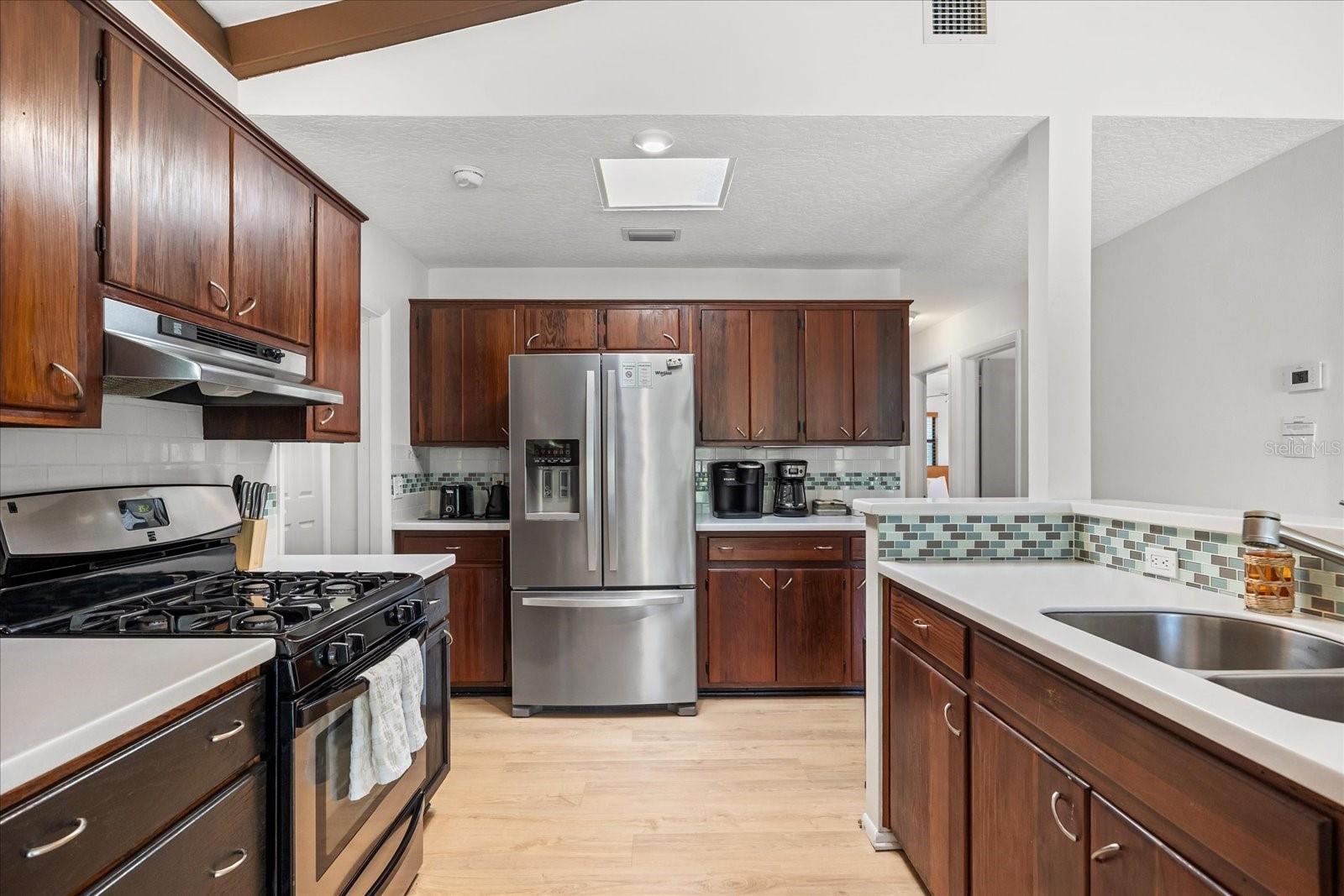 Listing photo id 5 for 936 Santa Cruz Road