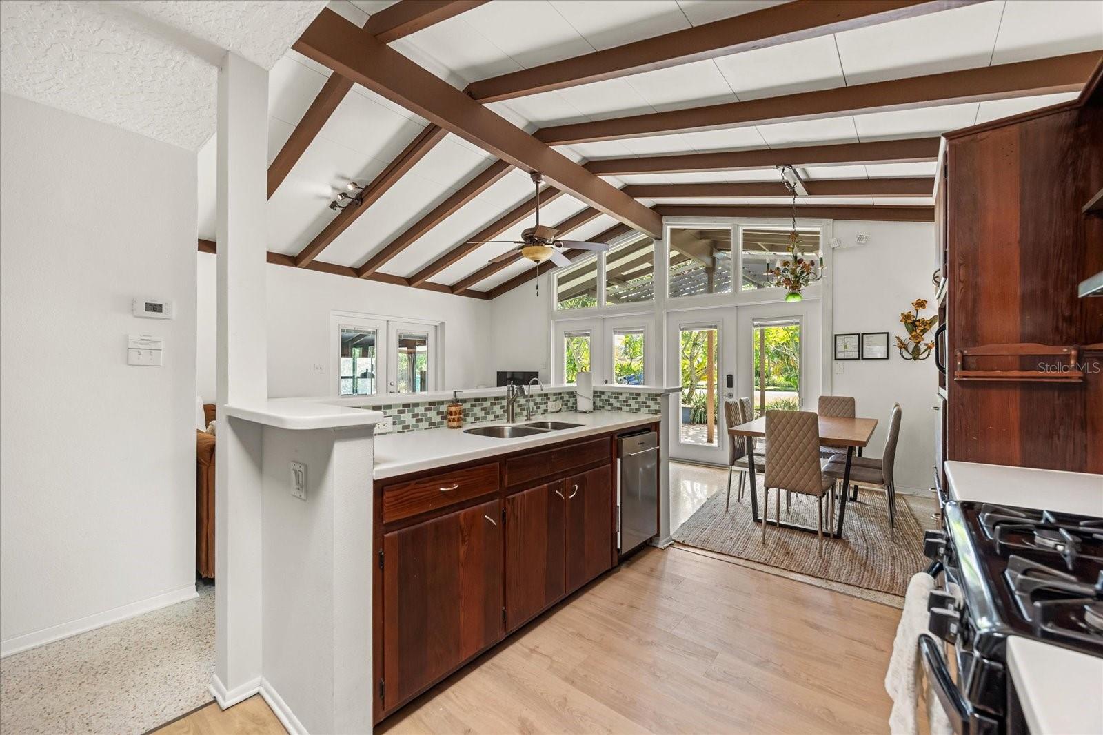 Listing photo id 6 for 936 Santa Cruz Road