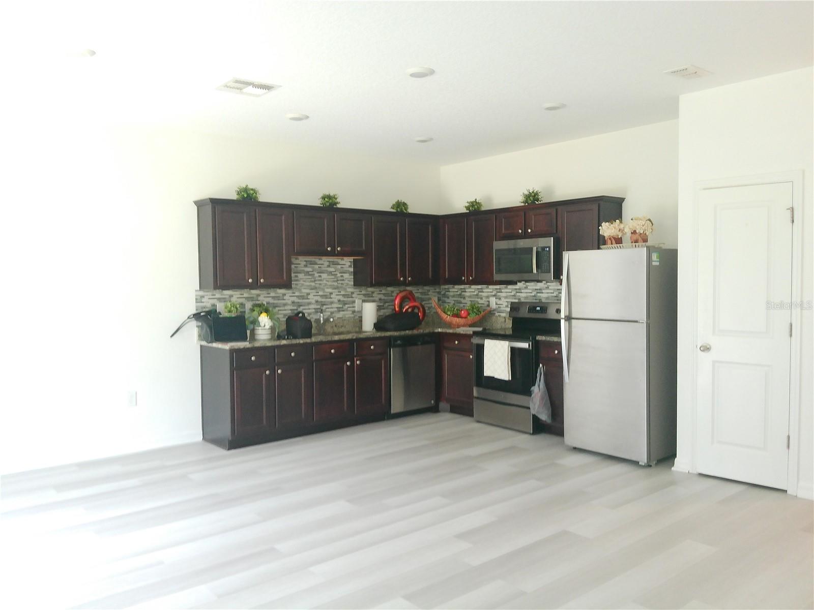 Image 6 of 22 For 947 Grandin Street