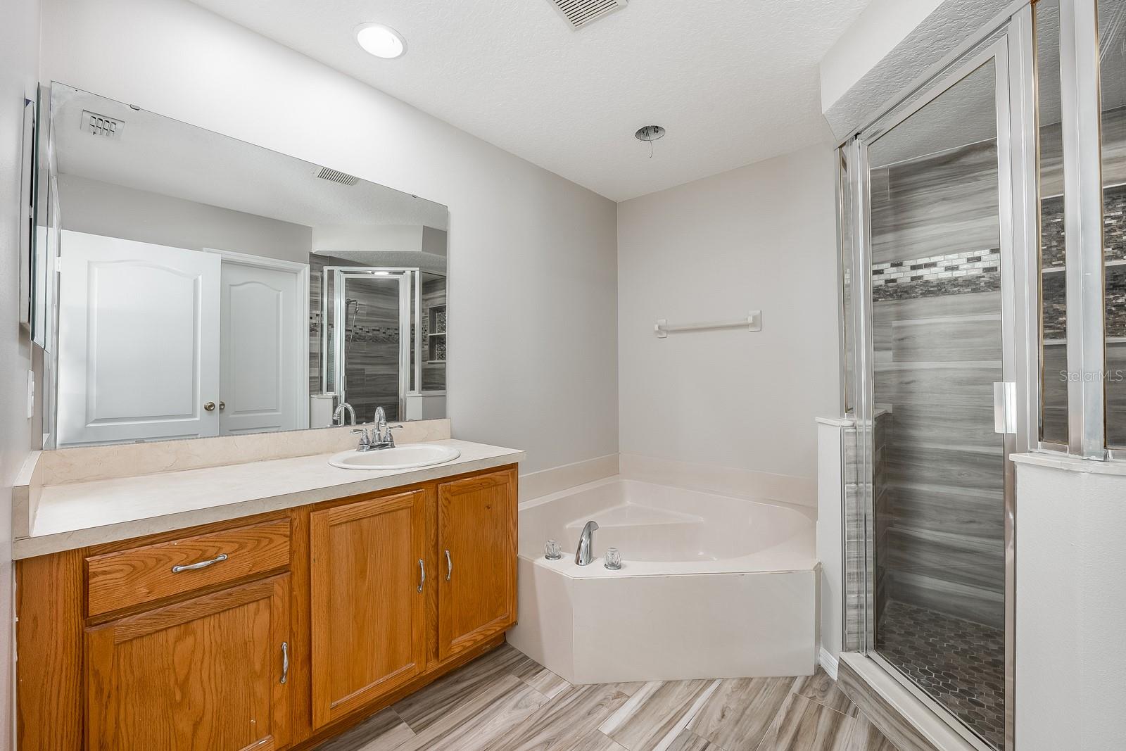 Image 14 of 48 For 2504 Greenwillow Drive