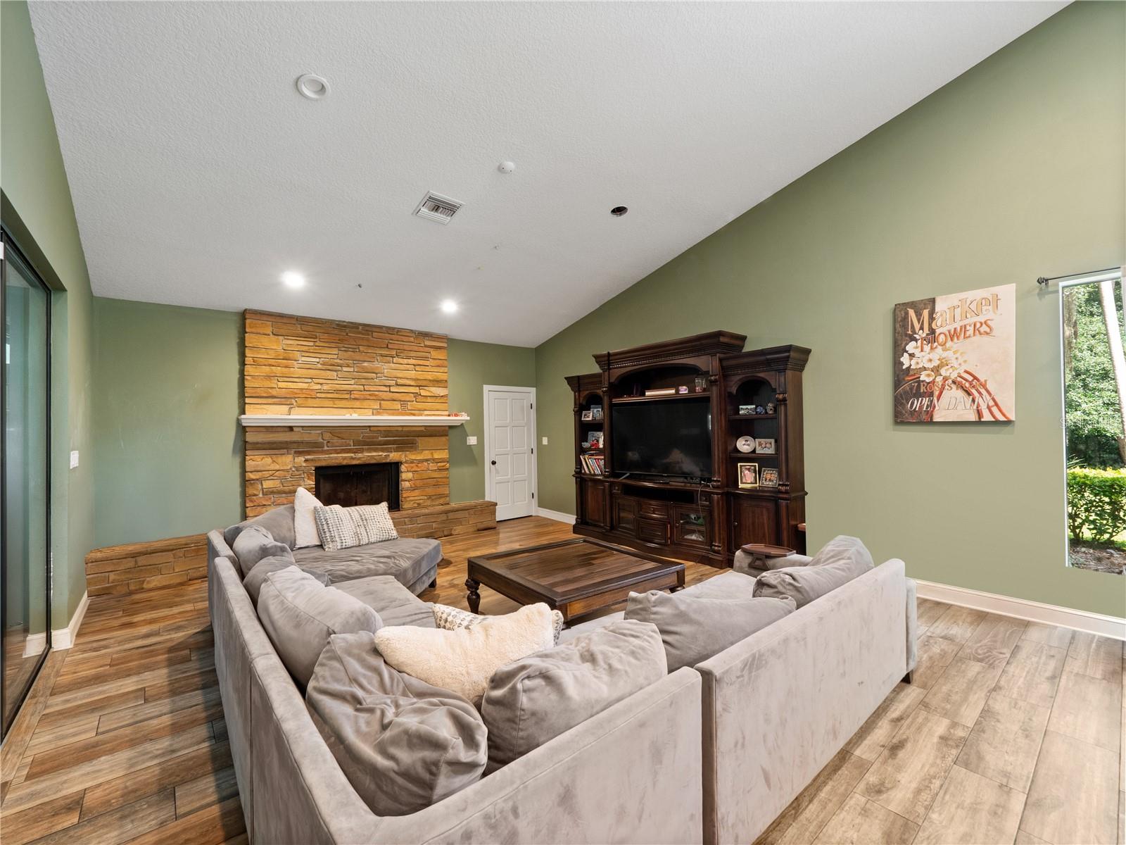 Image 17 of 47 For 2101 Silver Leaf Court
