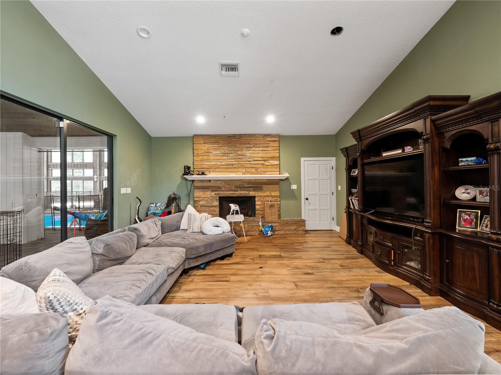 Image 18 of 47 For 2101 Silver Leaf Court