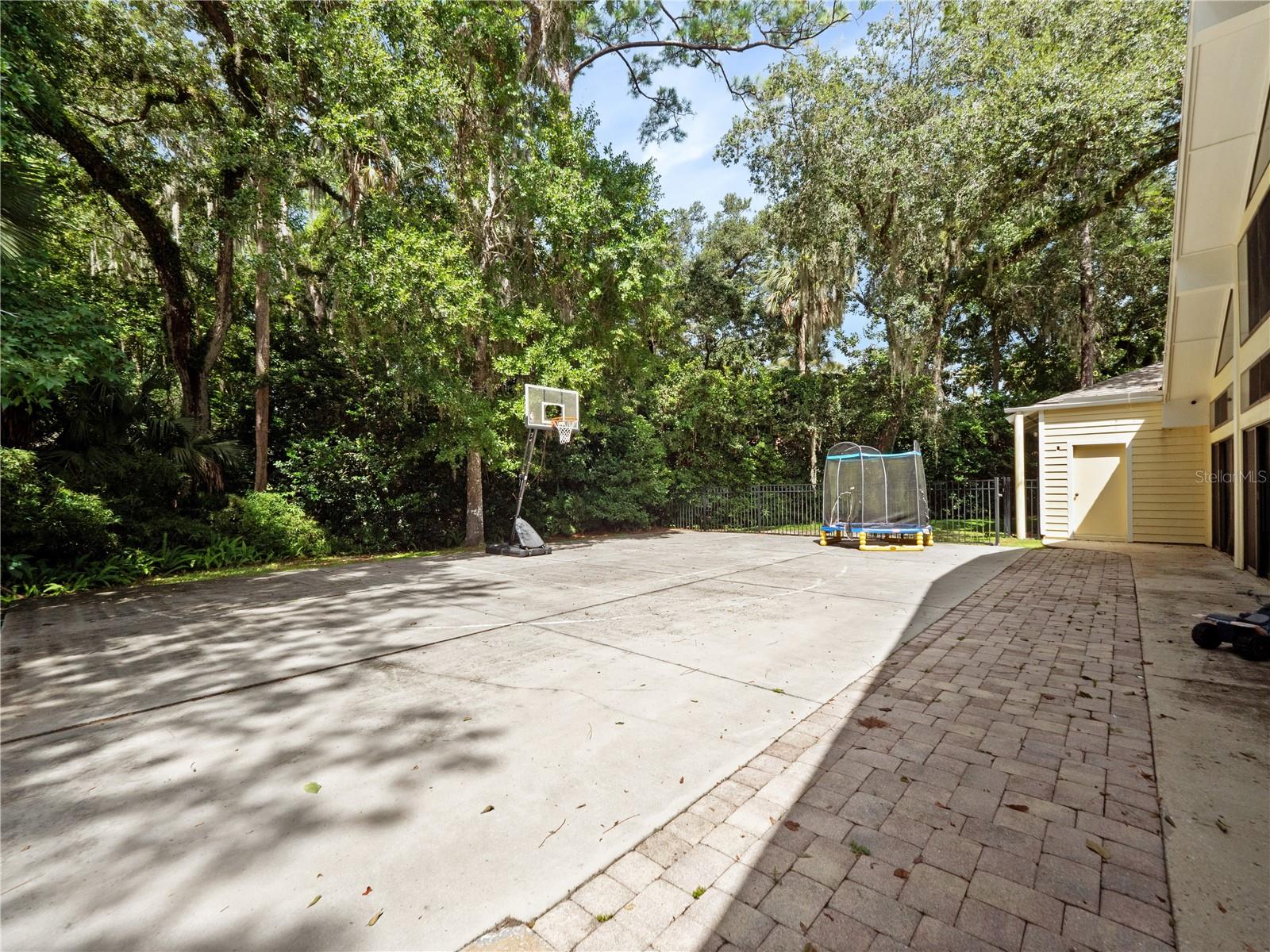 Image 37 of 47 For 2101 Silver Leaf Court