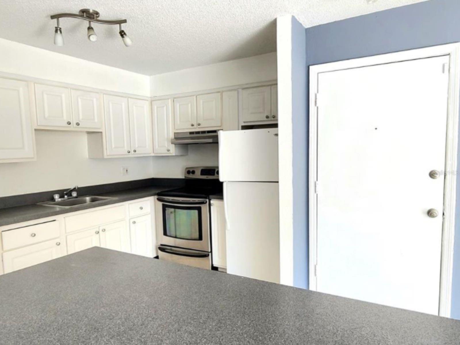Image 3 of 14 For 496 Banyon Tree Circle 204