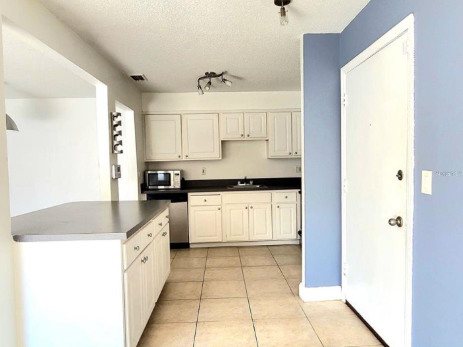 Image 4 of 14 For 496 Banyon Tree Circle 204