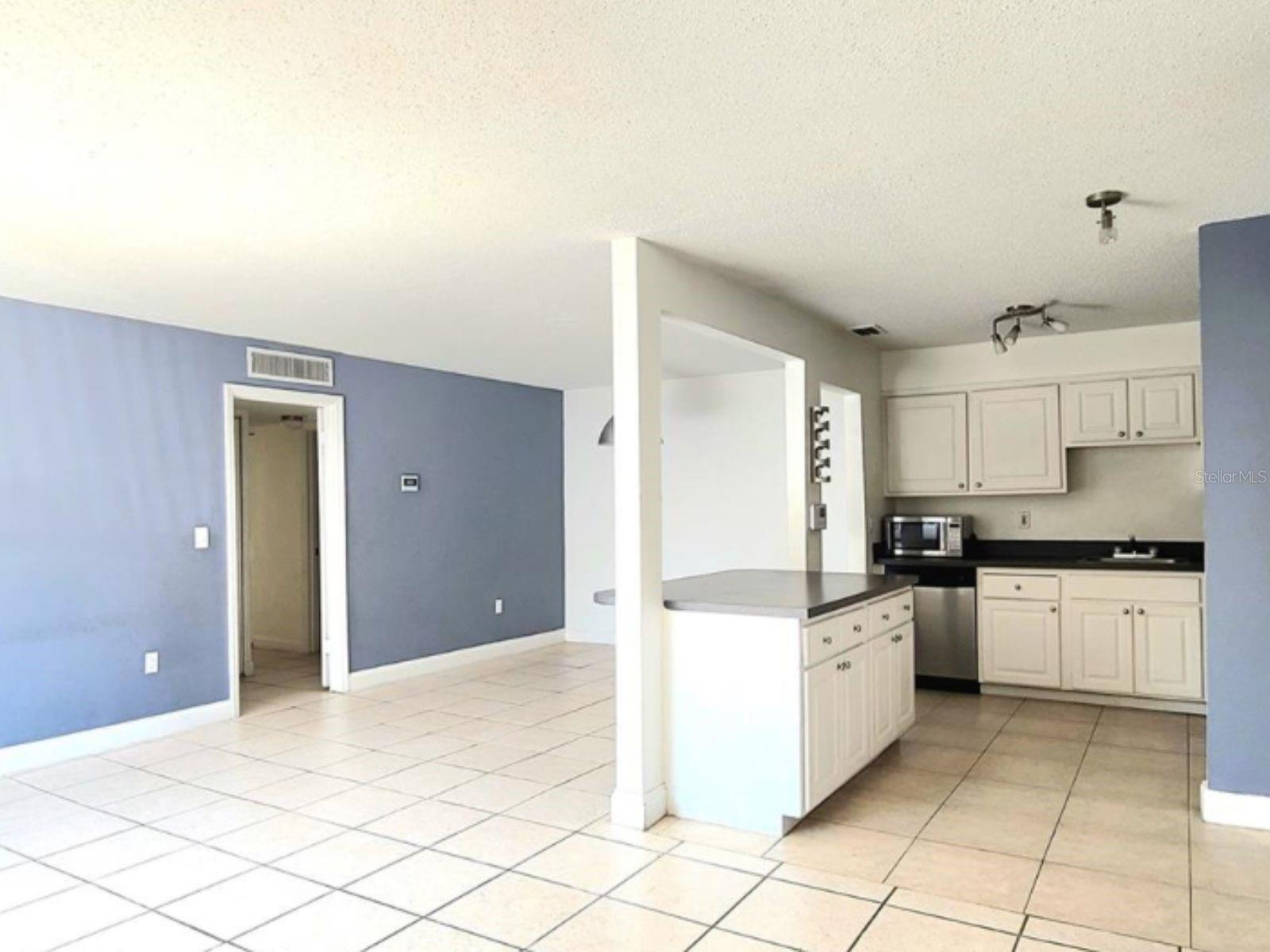 Image 5 of 14 For 496 Banyon Tree Circle 204