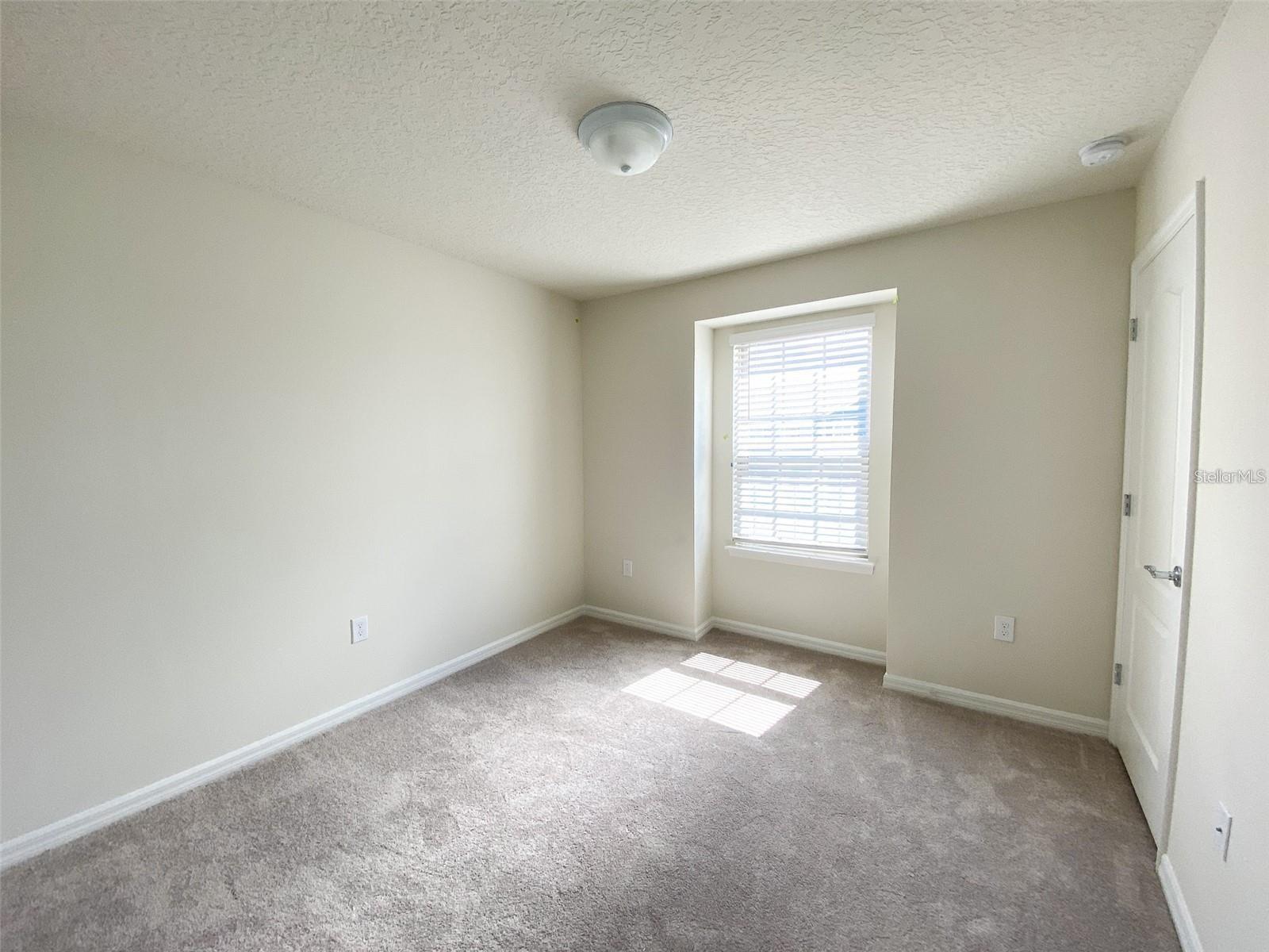 Listing photo id 9 for 2406 Dubai Street