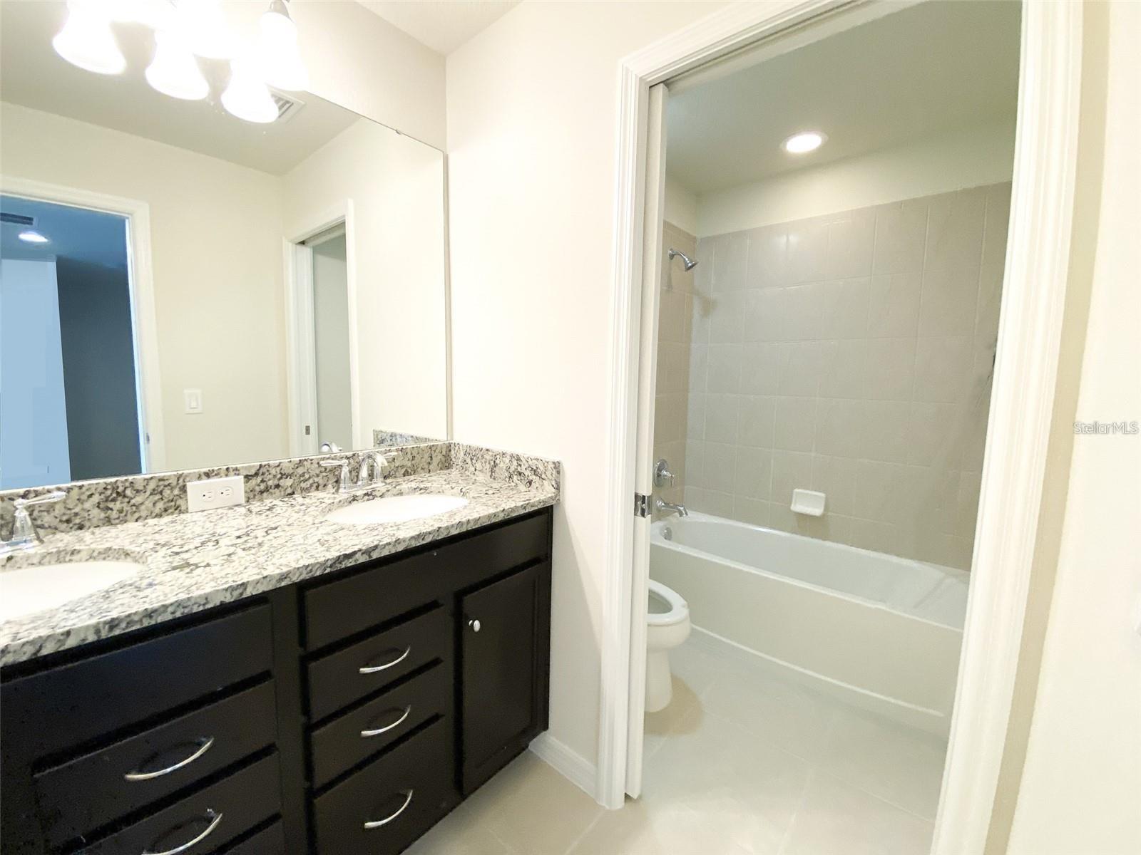 Listing photo id 11 for 2406 Dubai Street