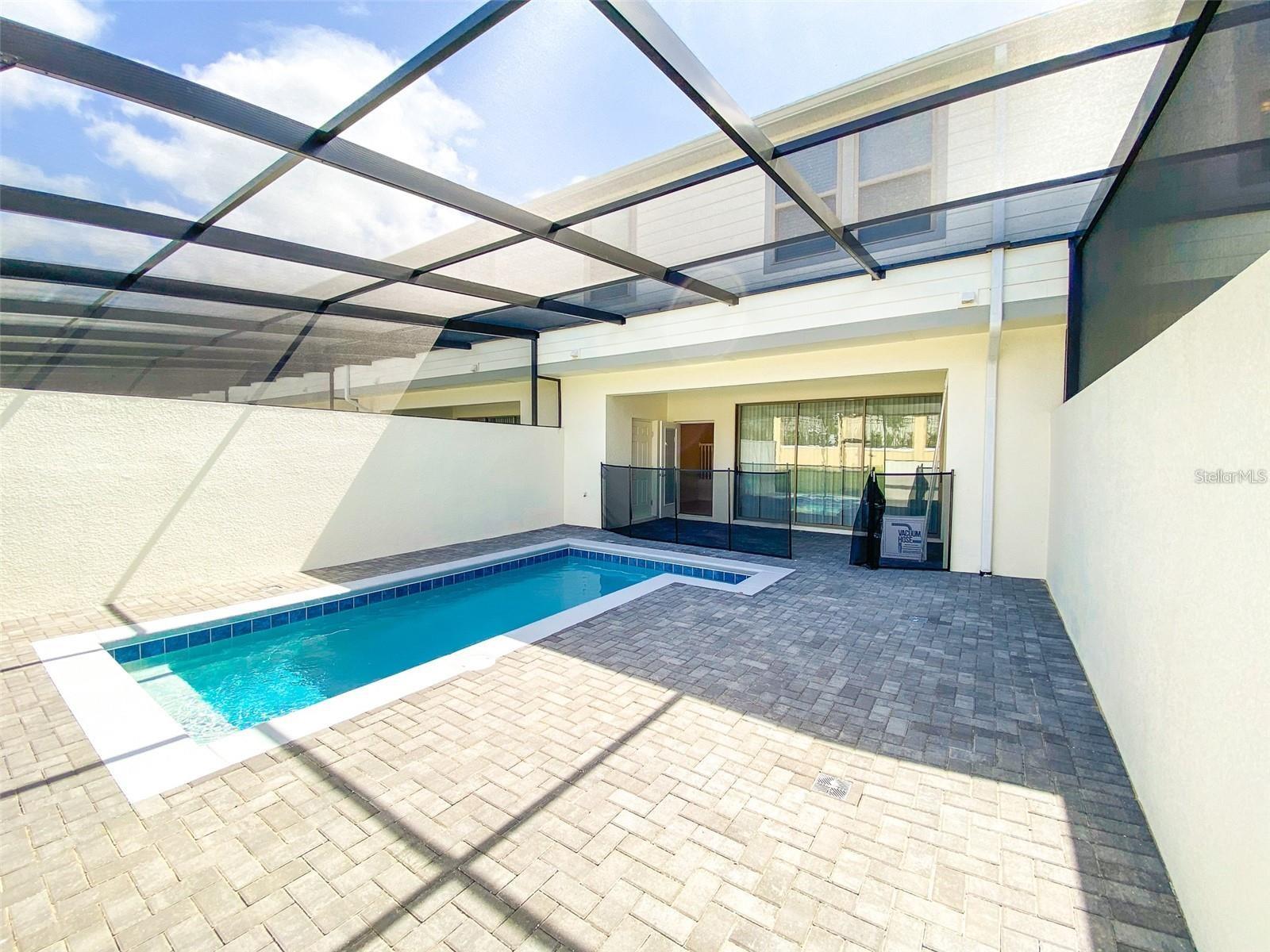 Listing photo id 12 for 2406 Dubai Street